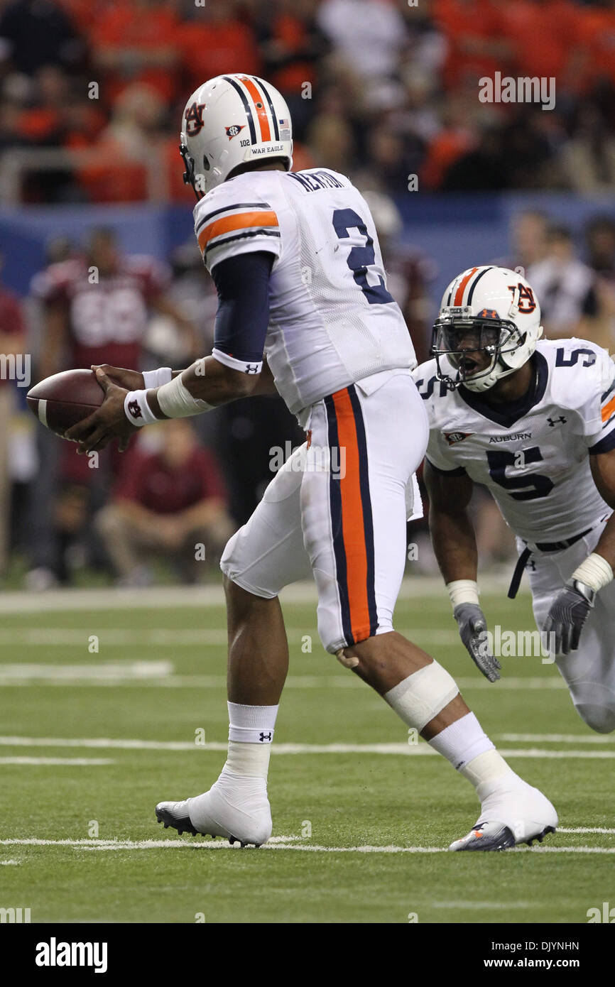 4 décembre 2010 - Atlanta, Géorgie, États-Unis d'Amérique - Auburn Tigers quarterback Cameron Newton (2) hands off à Auburn Tigers running back Michael Dyer (5). Auburn gagne 56-17 sur la Caroline du Sud et la SEC Championship. (Crédit Image : © Jim Dedmon/ZUMAPRESS.com) Southcreek/mondial Banque D'Images