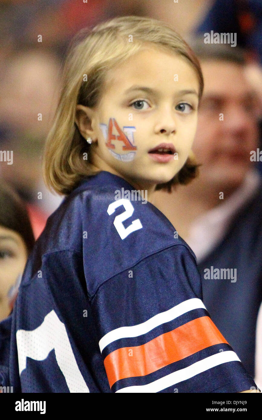 4 décembre 2010 - Atlanta, Géorgie, États-Unis d'Amérique - un jeune fan d'Auburn avant le début de la seconde partie de championnat qui a vu les Tigres part Caroline du Sud une perte 56-17. (Crédit Image : © Jim Dedmon/ZUMAPRESS.com) Southcreek/mondial Banque D'Images