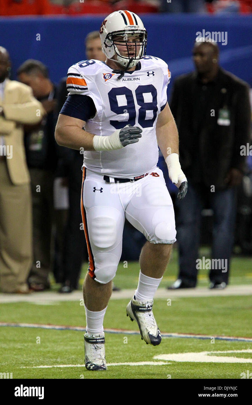 4 décembre 2010 - Atlanta, Géorgie, États-Unis d'Amérique - Auburn Tigers attaquer défensive Zach Clayton (98). Arborant pendant Les Tigers allait remporter le championnat avec un 56-17 SEC coller des Gamecocks Caroline du Sud. (Crédit Image : © Jim Dedmon/ZUMAPRESS.com) Southcreek/mondial Banque D'Images