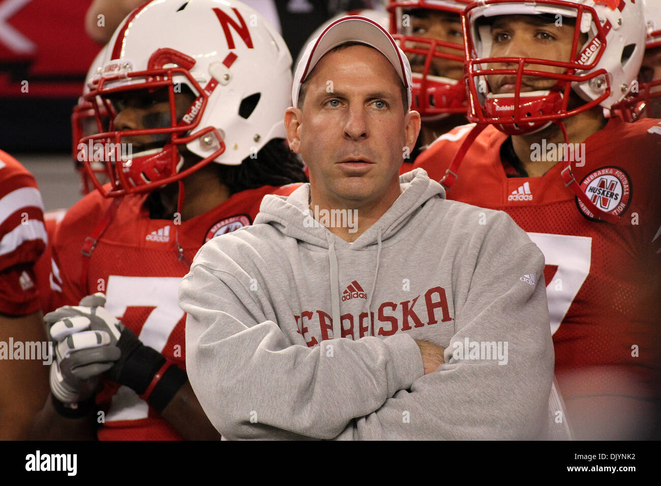 4 décembre 2010 - Arlington, Texas, United States of America - entraîneur en chef Bo Pelini prépare ses troupes pour prendre le champ que le # 9 Oklahoma Sooners défait les Cornhuskers du Nebraska # 13 23-20 dans le 2010 Dr Pepper Football Championship match au Cowboys Stadium à Dallas, TX. (Crédit Image : © Epicéa Derden/ZUMAPRESS.com) Southcreek/mondial Banque D'Images