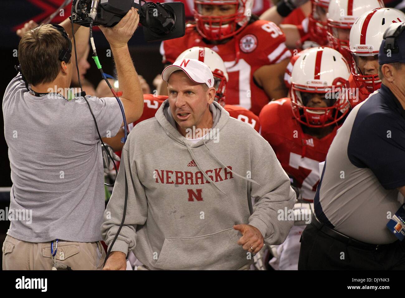 4 décembre 2010 - Arlington, Texas, United States of America - entraîneur en chef Bo Pelini prépare ses troupes pour prendre le champ que le # 9 Oklahoma Sooners défait les Cornhuskers du Nebraska # 13 23-20 dans le 2010 Dr Pepper Football Championship match au Cowboys Stadium à Dallas, TX. (Crédit Image : © Epicéa Derden/ZUMAPRESS.com) Southcreek/mondial Banque D'Images