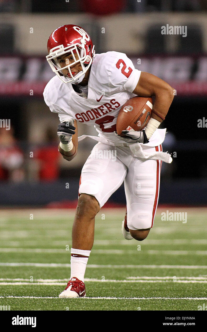 4 décembre 2010 - Arlington, Texas, United States of America - Trey Franks (2) dirige le domaine après avoir été remis en arrière pendant une action de jeu comme l'Oklahoma Sooners # 9 # 13 défait les Cornhuskers du Nebraska en 2010 23-20 Le Dr Pepper Football Championship match au Cowboys Stadium à Dallas, TX. (Crédit Image : © Epicéa Derden/ZUMAPRESS.com) Southcreek/mondial Banque D'Images