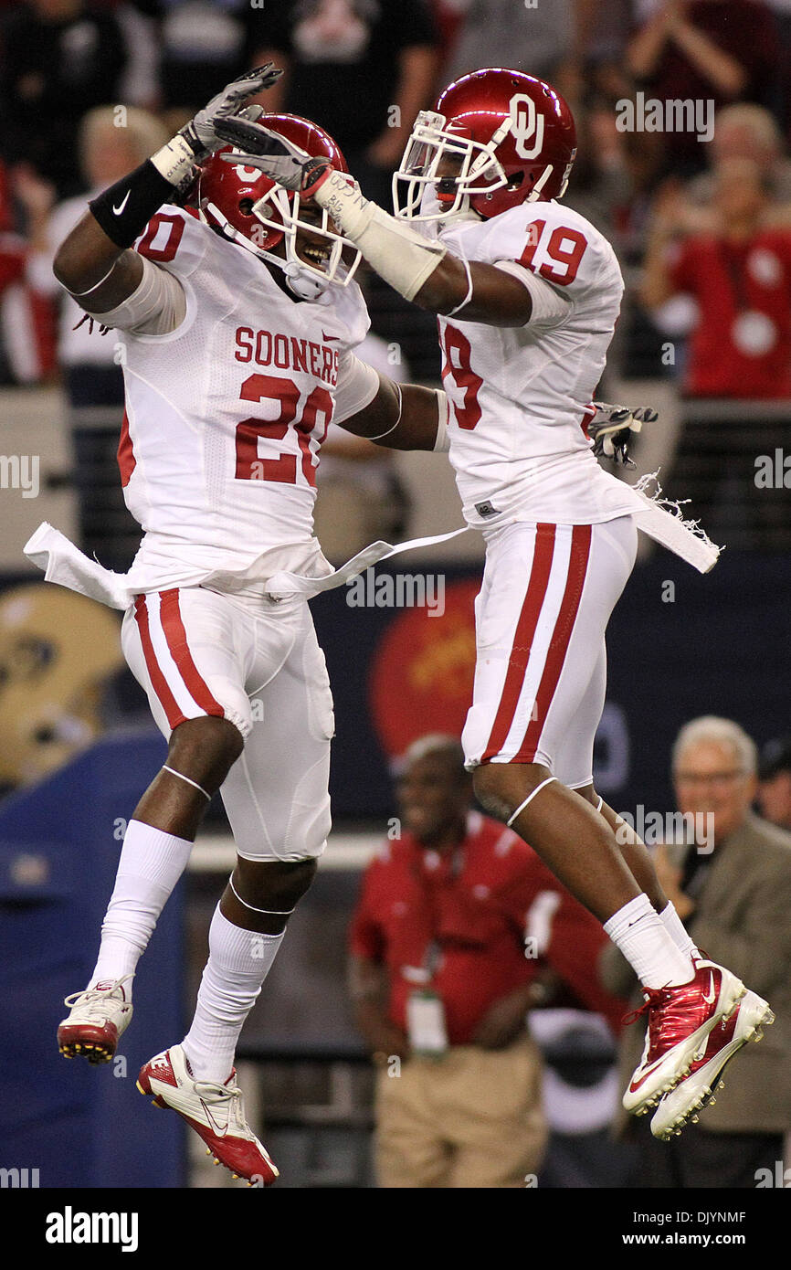 4 décembre 2010 - Arlington, Texas, United States of America - Quinton Carter (20) et demontre Hurst (19) prenez-le ciel pour célébrer leur victoire alors que l'horloge passe lors de l'action de jeu comme l'Oklahoma Sooners # 9 # 13 défait les Cornhuskers du Nebraska en 2010 23-20 Le Dr Pepper Football Championship match au Cowboys Stadium à Dallas, TX. (Crédit Image : © Epicéa Derden/Sout Banque D'Images