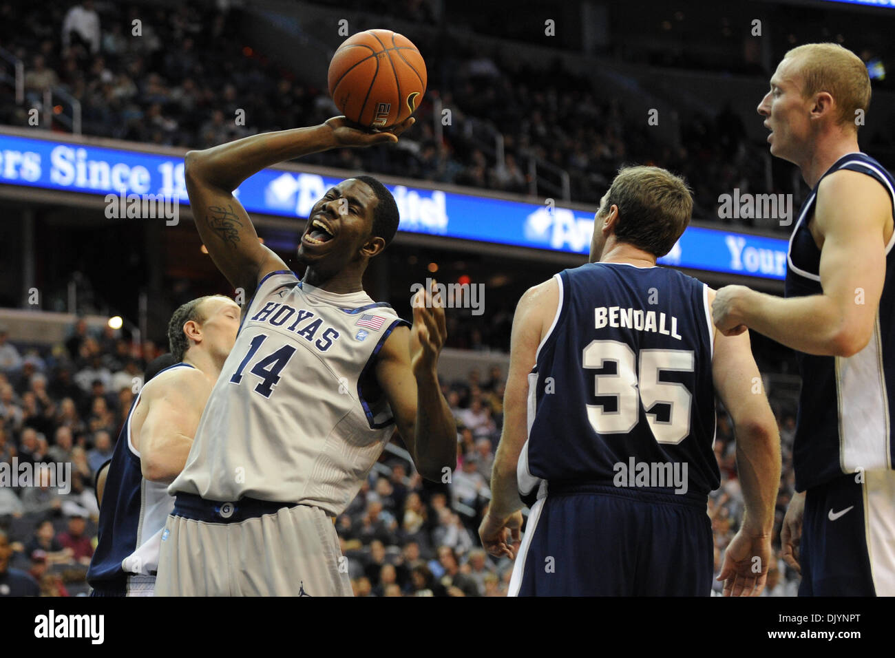 4 décembre 2010 - Washington, District de Columbia, États-Unis d'Amérique - Georgetown Hoyas center Henry Sims (14) se plaint à l'arbitre pendant la seconde moitié au Verizon Center. Les hoyas de Georgetown a défait l'Utah State Aggies 68-51 (crédit Image : © Carlos Suanes/ZUMAPRESS.com) Southcreek/mondial Banque D'Images