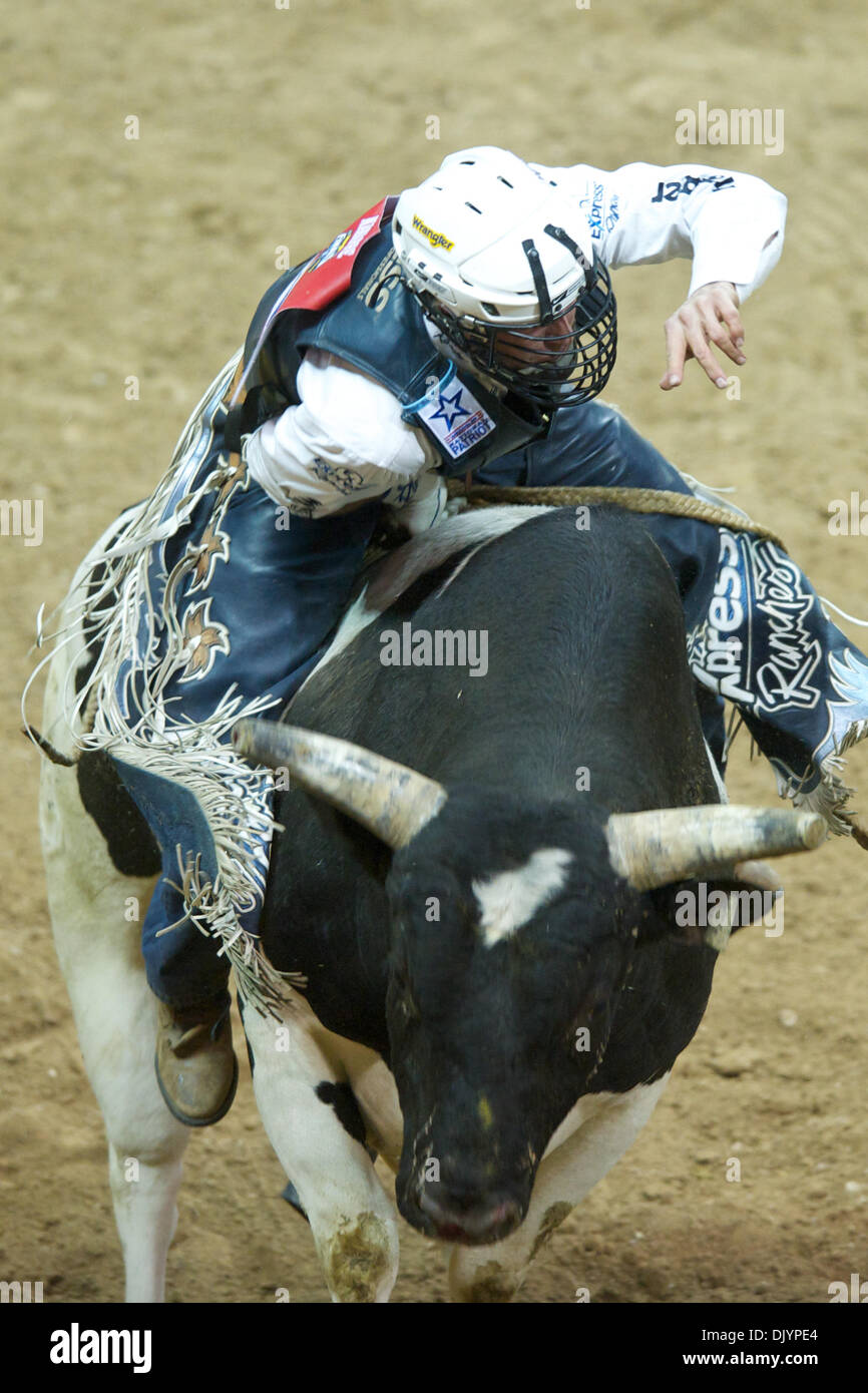 Le 5 décembre, 2010 - Las Vegas, Nevada, United States of America - bull rider Corey Navarre de Weatherford, OK manèges dos Amigos pour pas de score au cours de la quatrième à la Wrangler 2010 National Finals Rodeo au Thomas & Mack Center. (Crédit Image : © Matt Cohen/ZUMAPRESS.com) Southcreek/mondial Banque D'Images