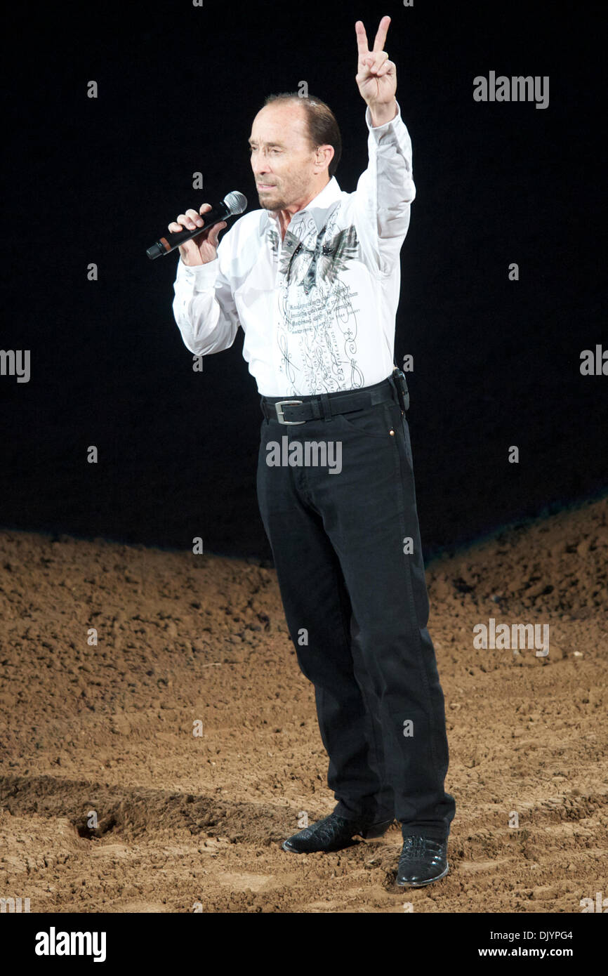 Le 5 décembre, 2010 - Las Vegas, Nevada, United States of America - recording artist Lee Greenwood effectue avant la quatrième à l'Wrangler 2010 National Finals Rodeo au Thomas & Mack Center. (Crédit Image : © Matt Cohen/ZUMAPRESS.com) Southcreek/mondial Banque D'Images