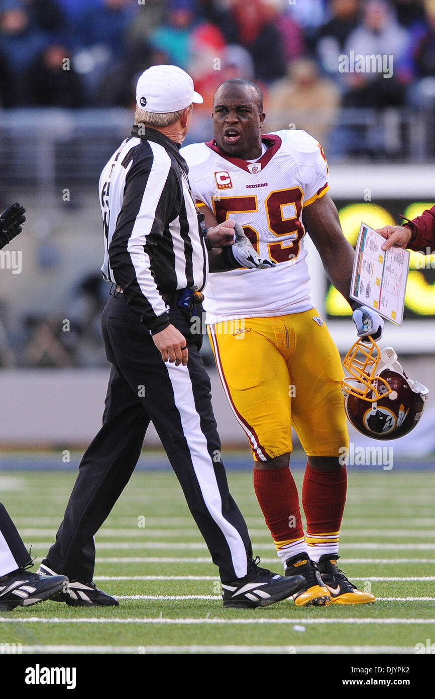 Redskins de Washington linebacker London Fletcher (59) fait valoir une pénalité avec arbitre arbitre Walt Coleman (65) durant la première moitié de la semaine 13 l'action de la NFL entre les Giants de New York et les Redskins de Washington à New Meadowlands Stadium à East Rutherford, New Jersey. Les Giants de New York le plomb 21-0 Redskins de Washington à la moitié (Image Crédit : © Vous Schneekloth Global/ZUMAPRESS.com)/Southcreek Banque D'Images