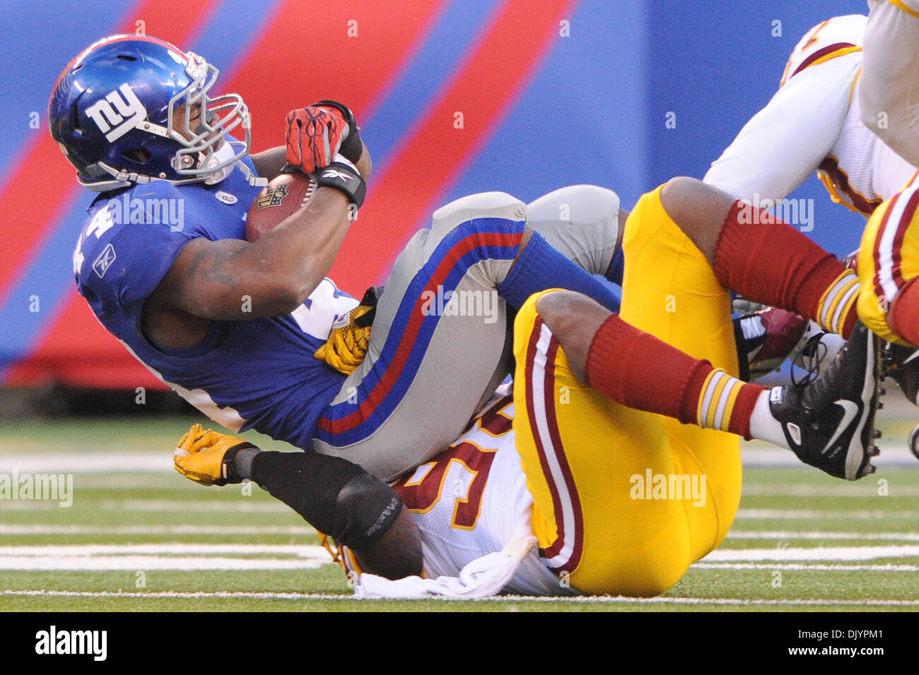 Le secondeur Brian Orakpo Redskins de Washington (98), New York Giants running back Ahmad Bradshaw (44) pendant la seconde moitié de la semaine 13 l'action de la NFL entre les Giants de New York et les Redskins de Washington à New Meadowlands Stadium à East Rutherford, New Jersey. Les Géants défait les Redskins 31-7. (Crédit Image : © Vous Schneekloth/global/ZUMAPRESS.com) Southcreek Banque D'Images