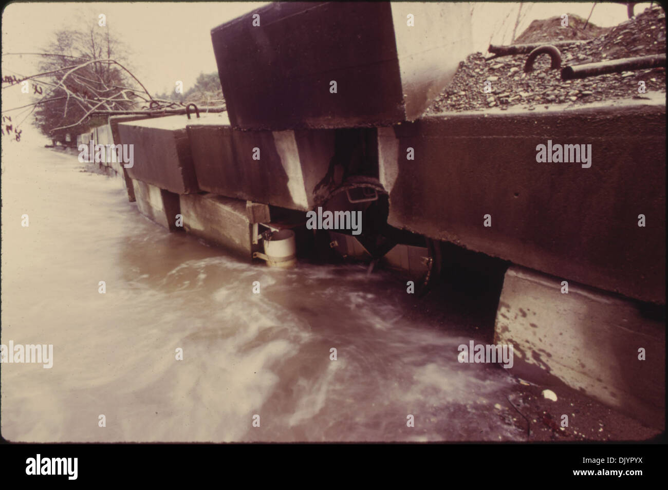 La cloison et l'émissaire du système de drainage du Hunter's Marsh sont illustrés avec un débitmètre utilisé en juin 1973. Ce système a été conçu pour gérer les niveaux d'eau et contrôler le drainage dans la zone des marais, en particulier pendant les hautes vagues. Banque D'Images