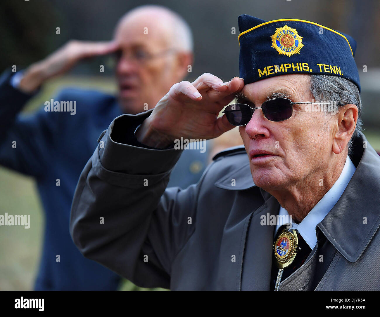7 décembre 2010 - Memphis, TN, États-Unis - JIMMY GOODE , 86, un ancien combattant de la Marine de la DEUXIÈME GUERRE MONDIALE salue comme la couleur guard présente le drapeau américain lors d'une cérémonie du souvenir au Pearl Harbour Plaza les anciens combattants le dimanche à Overton park à Memphis, au Tennessee (crédit Image : © Chris Desmond/ l'appel Commercial/ZUMAPRESS.com) Banque D'Images