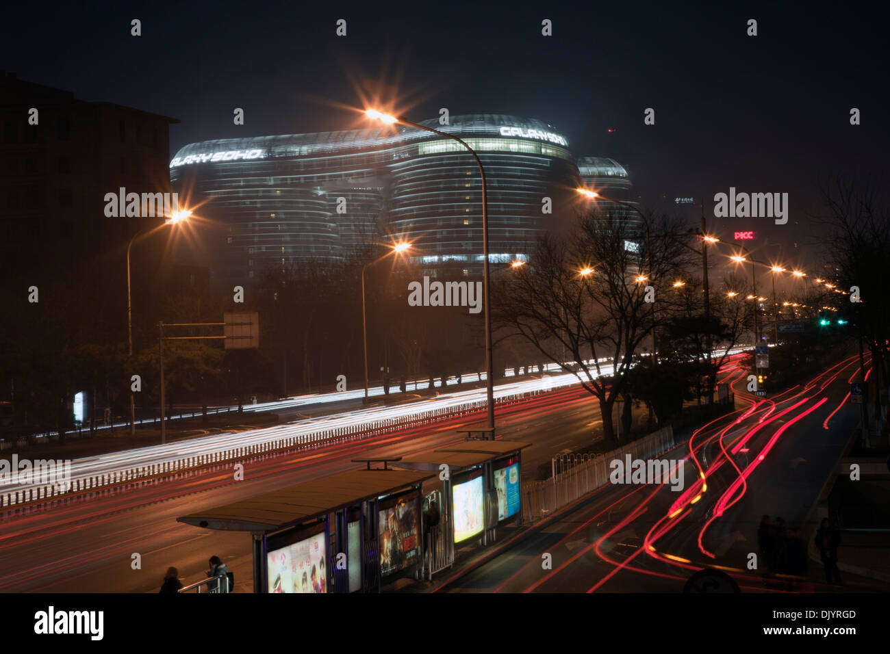 Beijing centre-ville bâtiment futuriste trafic du soir Banque D'Images