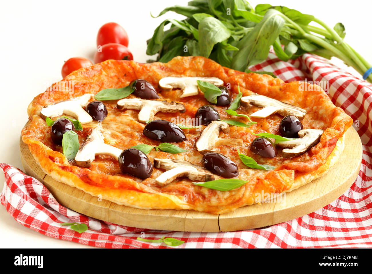 Italian Pizza aux olives et champignons sur une planche en bois Banque D'Images