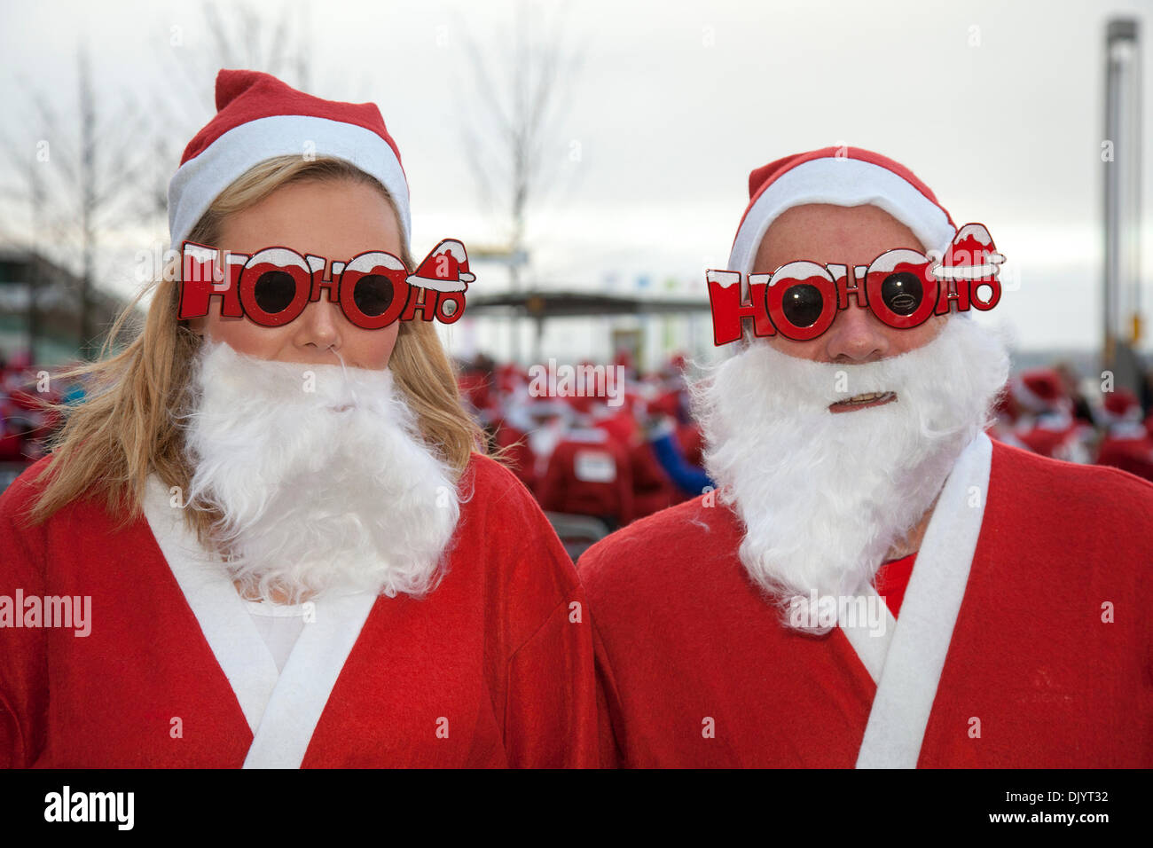 Liverpool, Merseyside, UK 1er décembre 2013. 'Ho Ho ' verres portés par Ian & Rebecca Cummings du Liverpool Santa Dash à partir de la jetée tête et essayer de battre le record mondial Guinness pour le plus grand rassemblement "Santa" qui se situe à moins de 13 000 et aussi essayer d'élever à plus de de l'année dernière 5 millions de livres. Festive Fun Run est l'appui du texte de TVI Santa Appel cette année pour aider à recueillir des fonds pour l'âge UK, Anthony Nolan, soignants UK, Marie Curie Cancer Care, ensemble pour de courtes vies et Whizz-Kidz. Banque D'Images