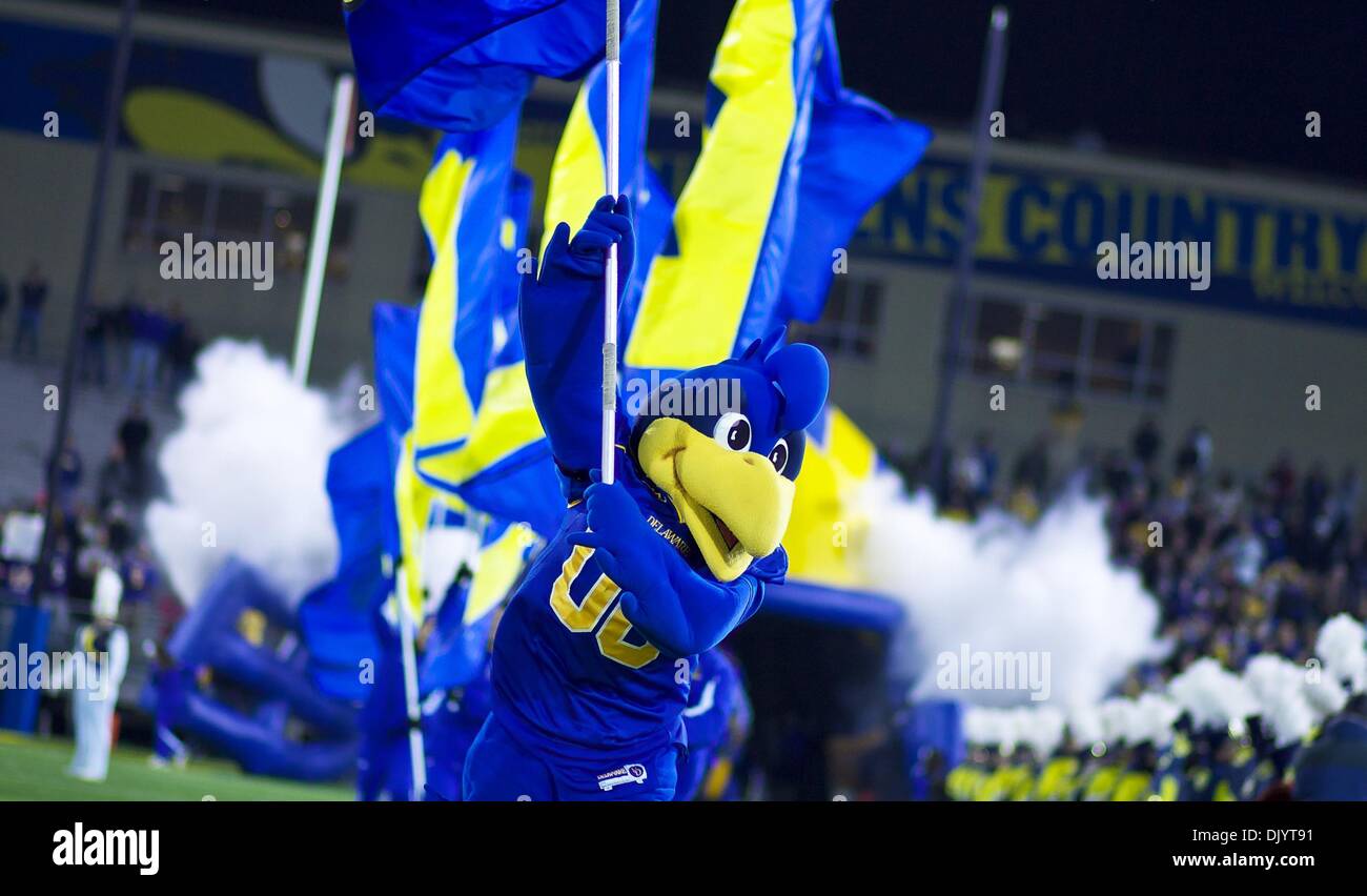 10 déc., 2010 - Newark, Delaware, United States of America - (# 00) Vous Dee dirige le Fighten poules bleu sur le terrain dans le Delaware prend sur No11 New Hampshire en quart de la NCAA. # 5 Indiana bat No.11 New Hampshire 16-3 sur une marche rapide vendredi soir à New York stadium à Newark Delaware Delaware...accueillera les demi-finales du championnat de la Division I FC Tour le week-end prochain. (Crédit Banque D'Images