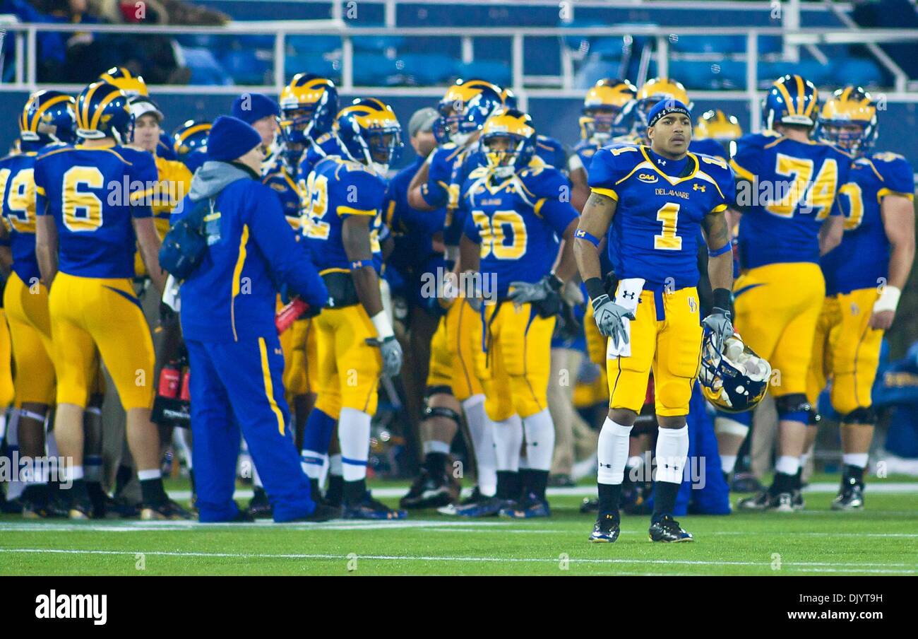 10 déc., 2010 - Newark, Delaware, United States of America - Delaware CB (# 1) Tyrone Grant regarde formateur assister à de WR (# 31) Phillip Thaxton au premier semestre. N° 5 défaites Delaware no11 le New Hampshire 16-3 sur une marche rapide vendredi soir à New York stadium à Newark Delaware Delaware...accueillera les demi-finales du championnat de la Division I FC Tour le week-end prochain. (Crédit Image : © Saquan Banque D'Images