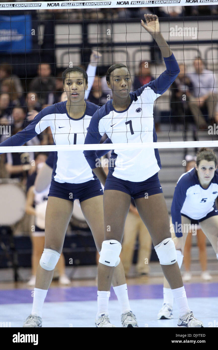 10 déc., 2010 - University Park, PA, États-Unis d'Amérique - Penn State hauts Milieu Arielle Wilson (# 7) et l'attaquante recrue Ariel Scott (# 1) dans un tournoi national de volley-ball NCAA jeu où Penn State a battu Indiana 3 ensembles à aucun et maintenant l'avance à la finale du Championnat régional contre le Duc. (Crédit Image : © Bill Streicher/global/ZUMAPRESS.com) Southcreek Banque D'Images