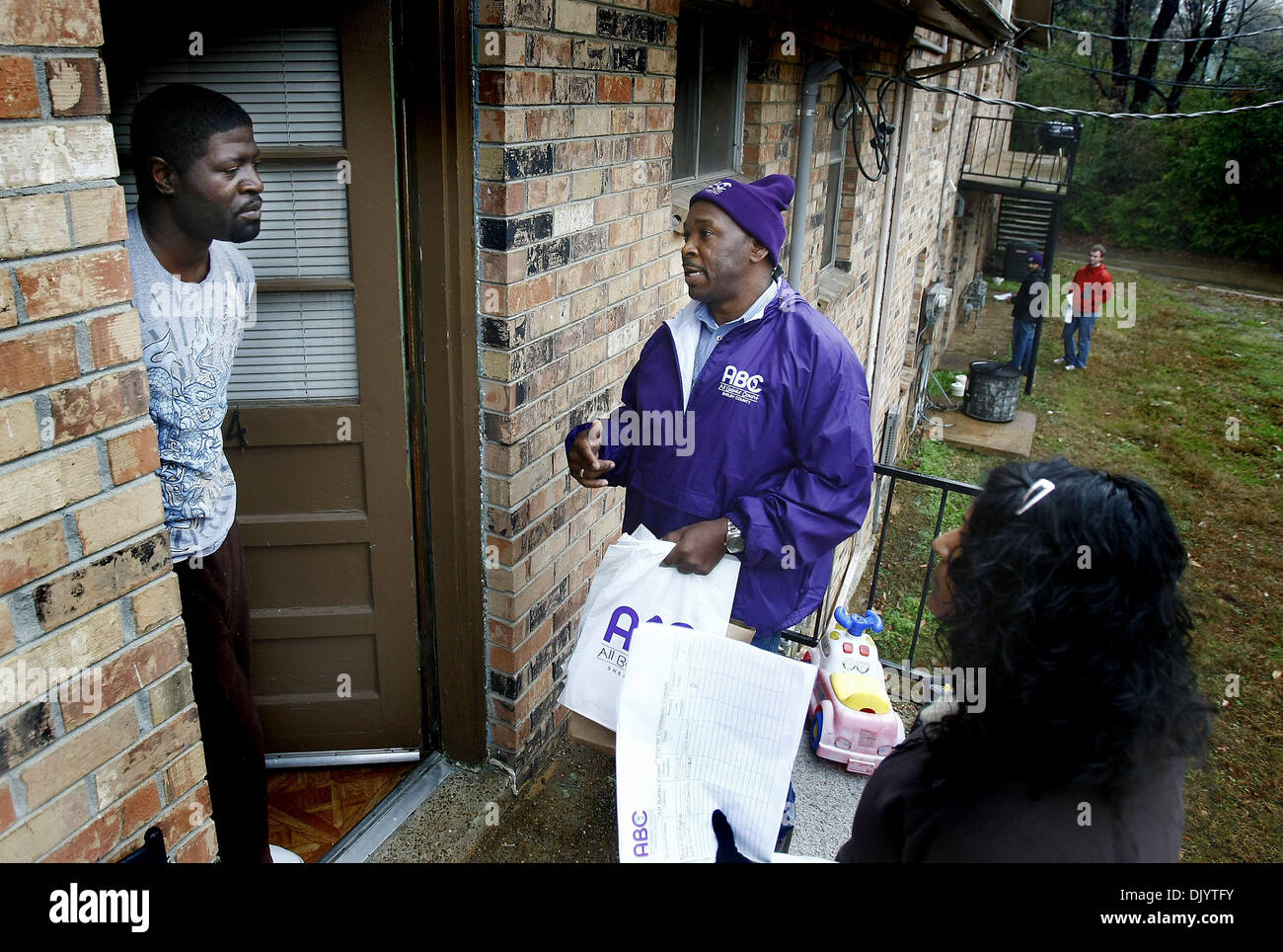 11 déc., 2010 - Memphis, TN, États-Unis - Saut à l'intérieur de w/e12bébés - le 11 décembre 2010 â€" Tous les bébés Count bénévoles Reginald Johnson (milieu) et Sweeti Bhakta (CQ) (à droite) parler avec Mario Allen sur les dangers et nombre élevé de cas de mortalité infantile dans son code postal 38127. (Crédit Image : © l'appel Commercial/ZUMAPRESS.com) Banque D'Images