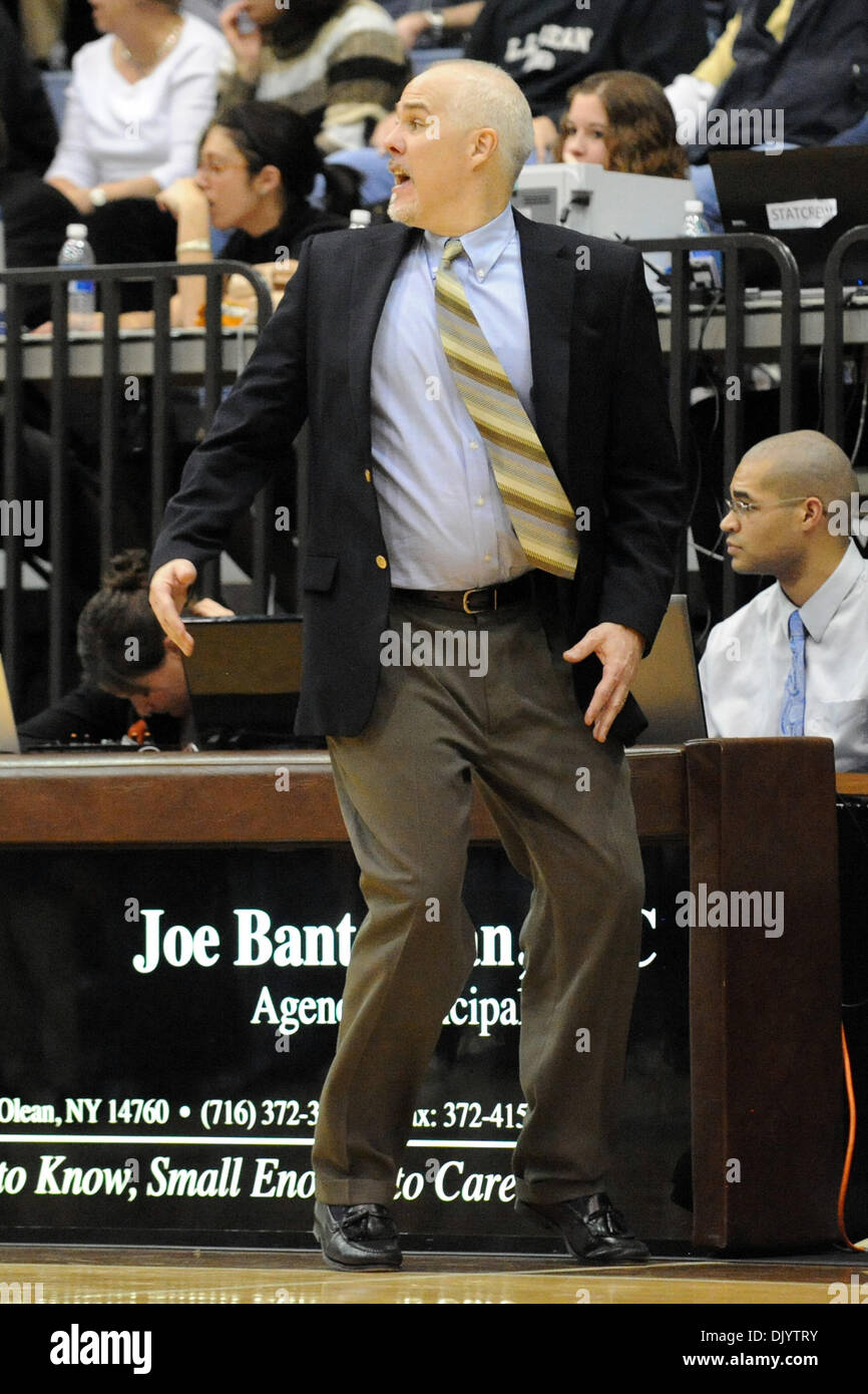 11 décembre 2010 - Saint Bonaventure, New York, États-Unis d'Amérique - Saint Bonaventure l'entraîneur-chef Mark Schmidt réagit à l'appel lors de la marche retour à l'établi vers la fin du match contre Niagara. Défait Niagara Saint Bonaventure 69-61 pour gagner leur huitième contre détroit le Bonnies dans les aigles pourpres voyage seulement cette année pour le Bob Lanier Cour à l'Reilly Centre à St. Bonav Banque D'Images