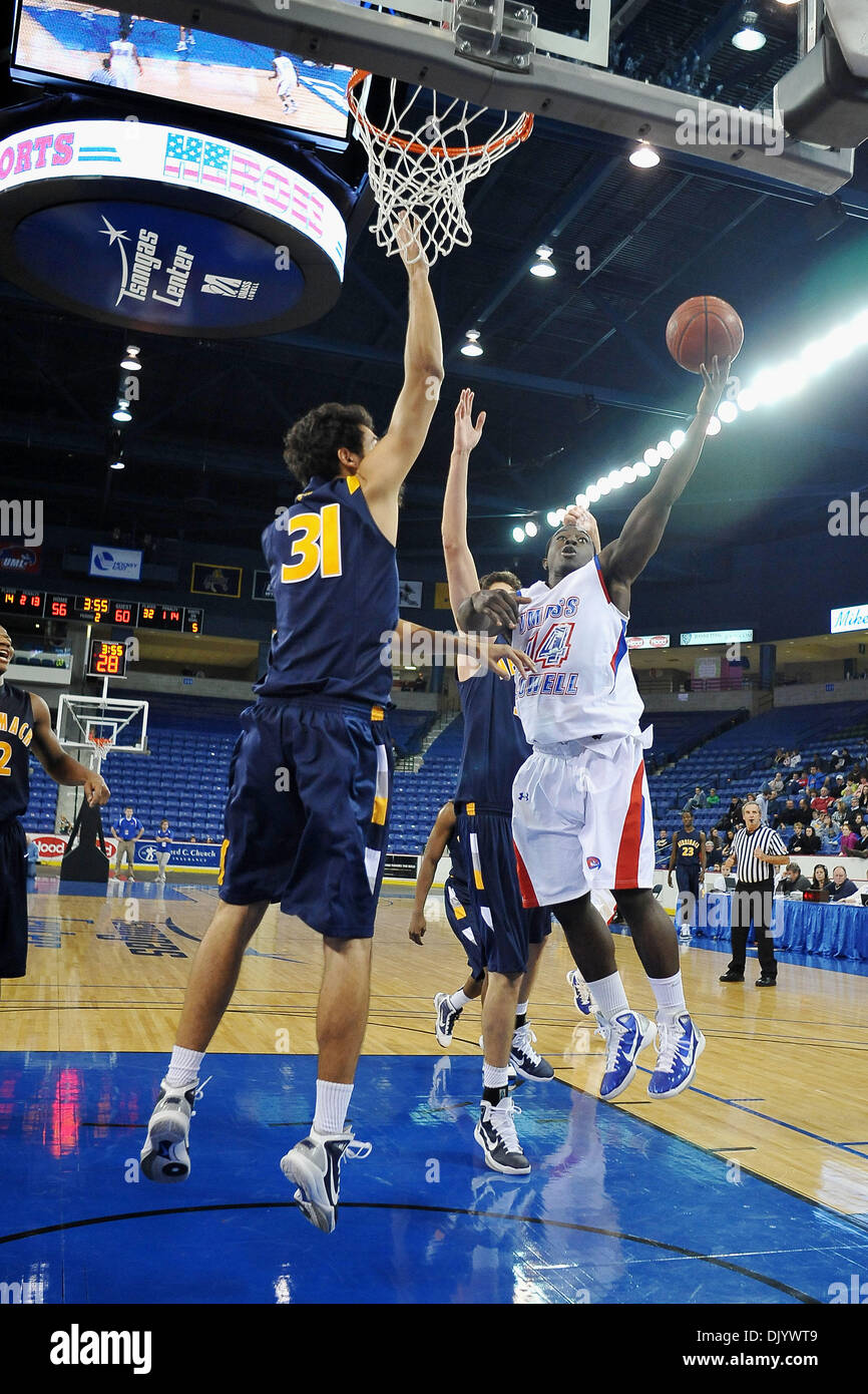 11 déc., 2010 - Lowell, Massachusetts, États-Unis d'Amérique - l'Appartement De Hoop Slam marque le 1er-jamais UMass Lowell jeux de basket-ball pour être joué à l'Tsongas Center. Les médailles de Riverhawks il 71-70 dans la seconde moitié. Garde Riverhawks Akeem Williams (# 14) passe dans le Warriors (F) Adam (# 31) (Crédit Image : © Jim Melito/global/ZUMAPRESS.com) Southcreek Banque D'Images