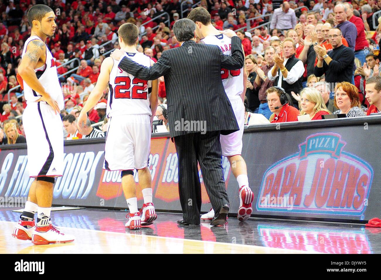 11 déc., 2010 - Louisville, Kentucky, États-Unis d'Amérique - Louisville Cardinals guard Peyton Siva (3) attend de sortir comme Louisville Cardinals entraîneur-chef Rick Pitino apporte à Louisville Cardinals Élisée garde la justice (22) et Louisville Cardinals guard Mike Marra (33). Louisville Cardinals défait UNLV rebelles 77 - 69 au KFC Yum Center de Louisville, Kentucky. (Crédit Banque D'Images