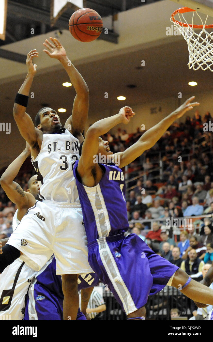 Le 12 décembre 2010 - Saint Bonaventure, New York, États-Unis d'Amérique - Saint Bonaventure Bonnies guard Michael Davenport (32) tente de tirer vers le bas l'offensive rebound over Niagara Purple Eagles guard Malcolm Lemmons (1) dans la deuxième moitié. Défait Niagara Saint Bonaventure 69-61 pour gagner leur huitième contre détroit le Bonnies dans les aigles pourpres voyage seulement cette année pour le Bob Lanier Co Banque D'Images