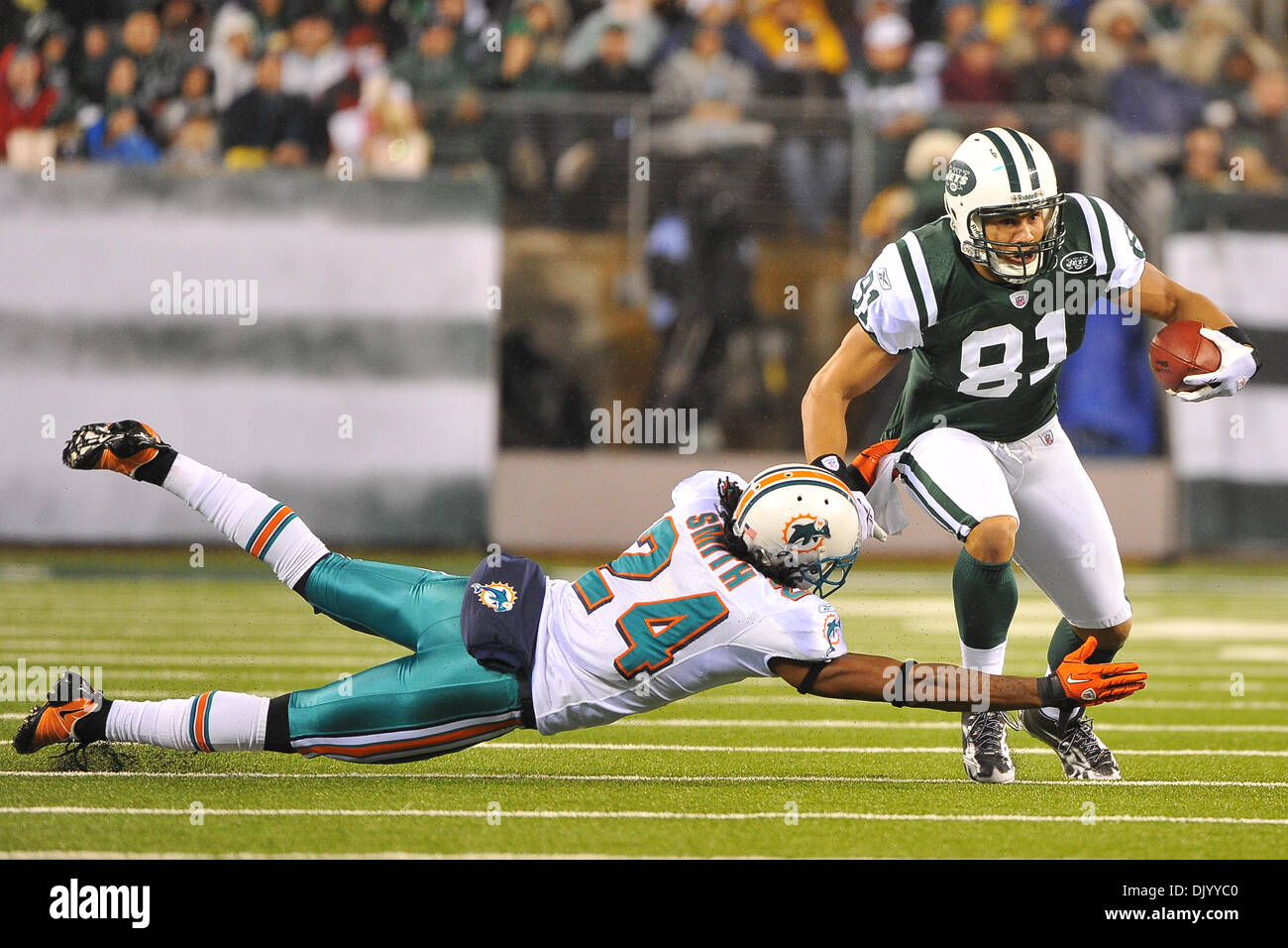 Le 12 décembre 2010 - East Rutherford, New Jersey, United States of America - Sean Smith évoluait des Dolphins de Miami (24) taclesNew York Jets tight end Dustin Keller (81) au cours de l'AFC du duel entre l'Orient et les Dolphins de Miami les Jets de New York au New Meadowlands Stadium à East Rutherford, New Jersey à la mi-temps de New York Miami mène 10 à 3. (Crédit Image : © Brooks von Arx/Southcr Banque D'Images