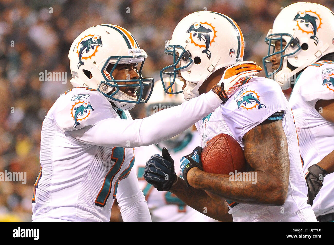 Le 12 décembre 2010 - East Rutherford, New Jersey, United States of America - Miami Dolphins wide receiver Marlon Moore (14) et les Dolphins de Miami le receveur Brandon Marshall (19) fêter l'ouverture de l'AFC est de toucher des roues se rencontreront entre les dauphins de Miami et les New York Jets au New Meadowlands Stadium à East Rutherford, New Jersey à la mi-temps de New York Miami mène 10 à 3. Banque D'Images