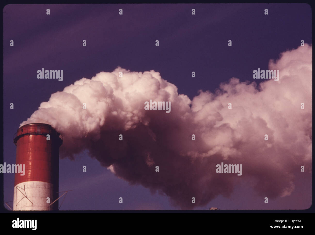 Un gros plan de fumée s'élevant d'une cheminée à la centrale Phillips en Pennsylvanie. Cette image montre l'impact environnemental de la production industrielle d'énergie. Banque D'Images