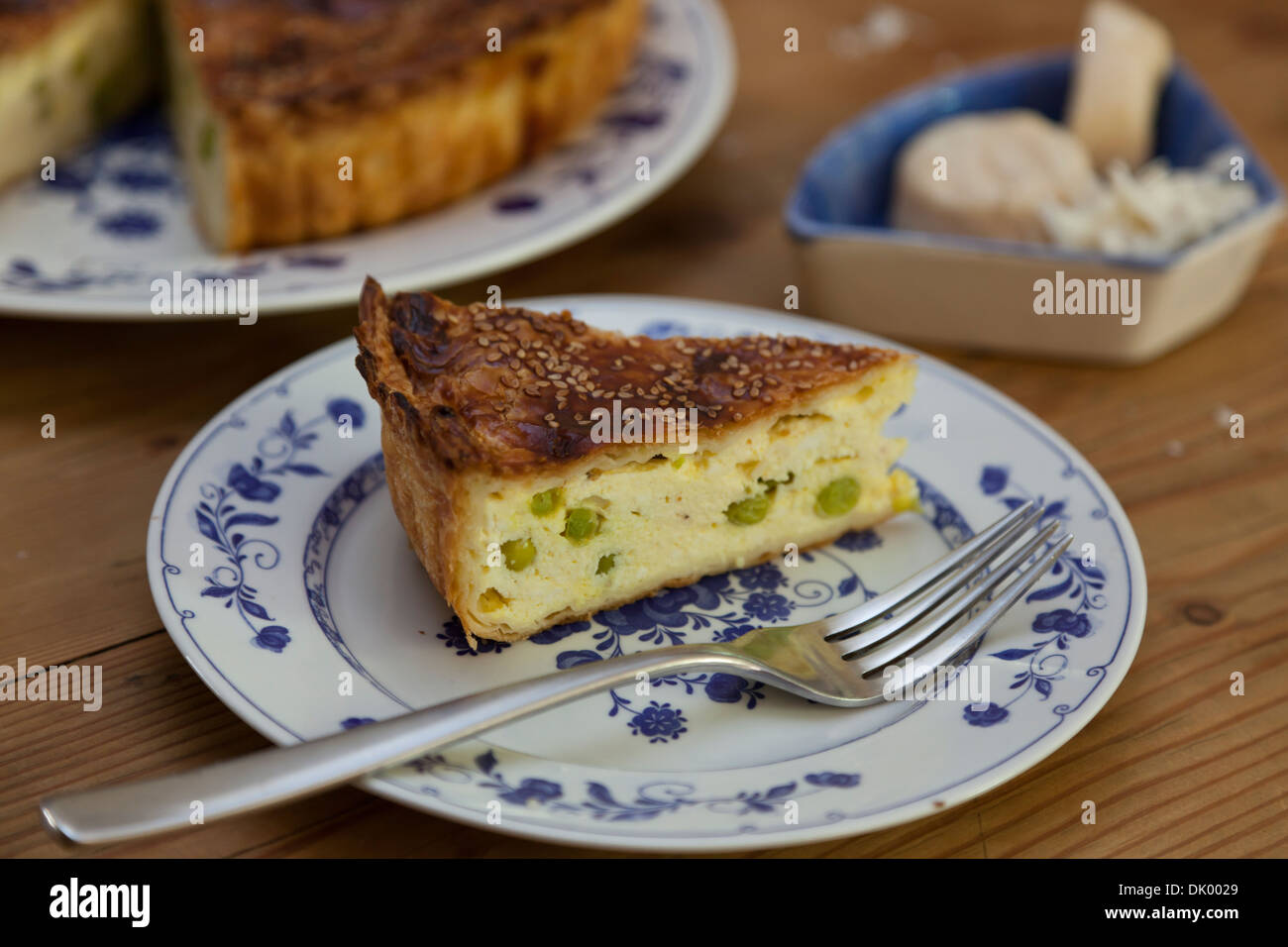 Une tranche de Tarte au fromage de Gozo traditionnel dont les principaux ingrédients sont mous de fromage de brebis râpé et séché de fromage de brebis. Banque D'Images