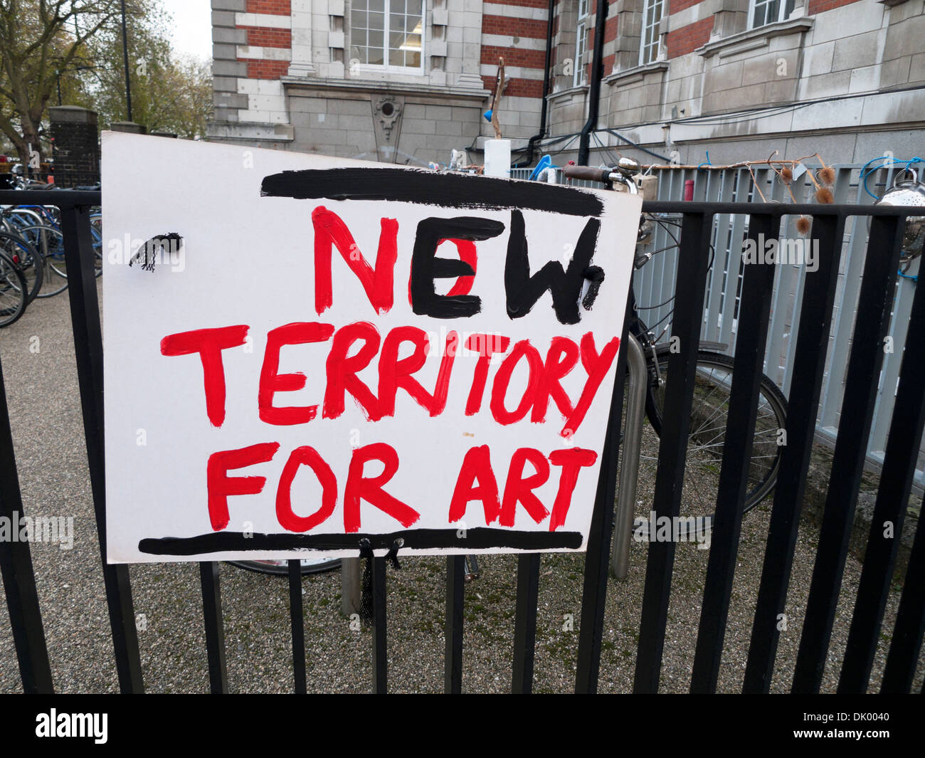 Pas de territoire pour l'ART NOUVEAU à changé signe sur main courante de Chelsea College of Art and Design KATHY DEWITT Banque D'Images