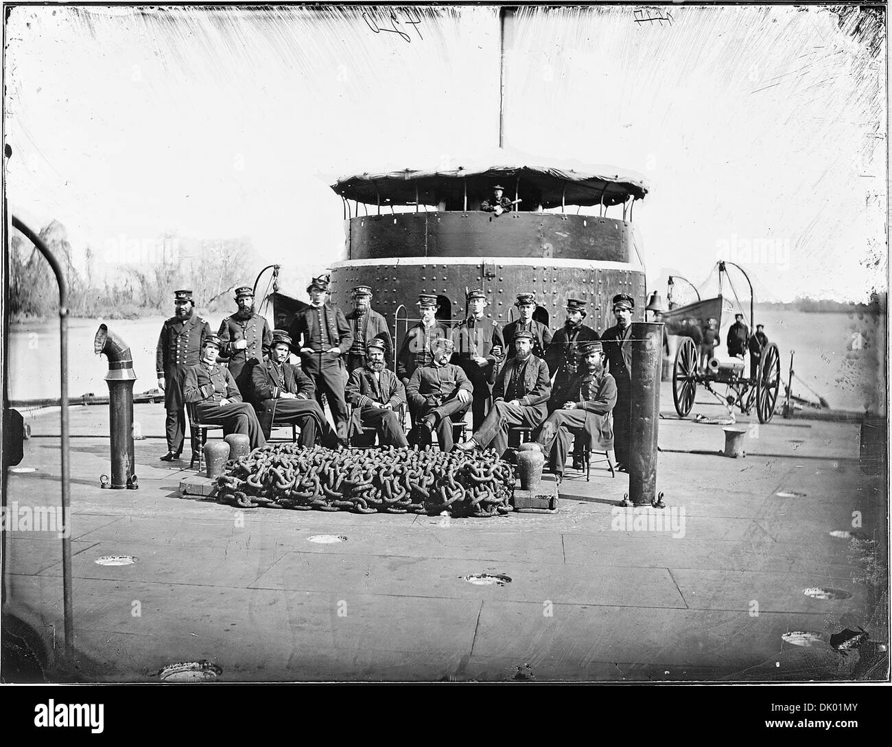 Le pont d'un navire moniteur sur la rivière James est capturé dans cette image historique. Les navires de surveillance, connus pour leurs ponts blindés, ont joué un rôle crucial pendant la guerre de Sécession, en particulier dans les engagements navals fluviaux. Banque D'Images