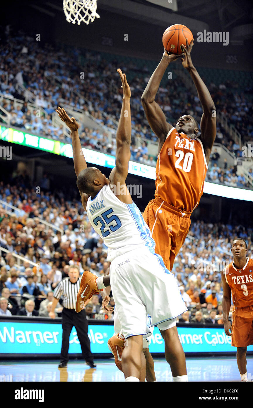 18 déc., 2010 - Greensboro, Caroline du Nord), USA - Carolina Tarheels (25) JUSTIN KNOX tente de bloquer un tir pris par Texas longhorns (20) ALEXIS WANGMENE comme le Texas longhorns a défait l'Université de Caroline du Nord Tarheels avec un score final de 78-76 comme ils ont joué à la Greensboro Coliseum. Copyright 2010 Jason Moore. (Crédit Image : © Jason Moore/ZUMAPRESS.com) Banque D'Images