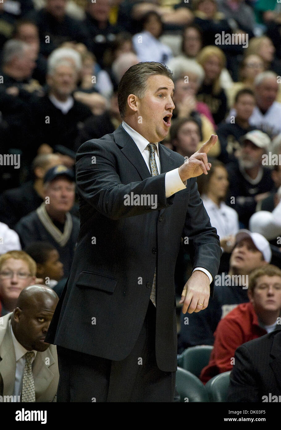 18 déc., 2010 - Indianapolis, Indiana, États-Unis d'Amérique - Entraîneur de Purdue Matt peintre pendant le jeu entre dans l'état d'Indiana et Purdue Conseco Fieldhouse. Purdue a gagné le match 76-56. (Crédit Image : © Sandra Ducs/ZUMAPRESS.com) Southcreek/mondial Banque D'Images