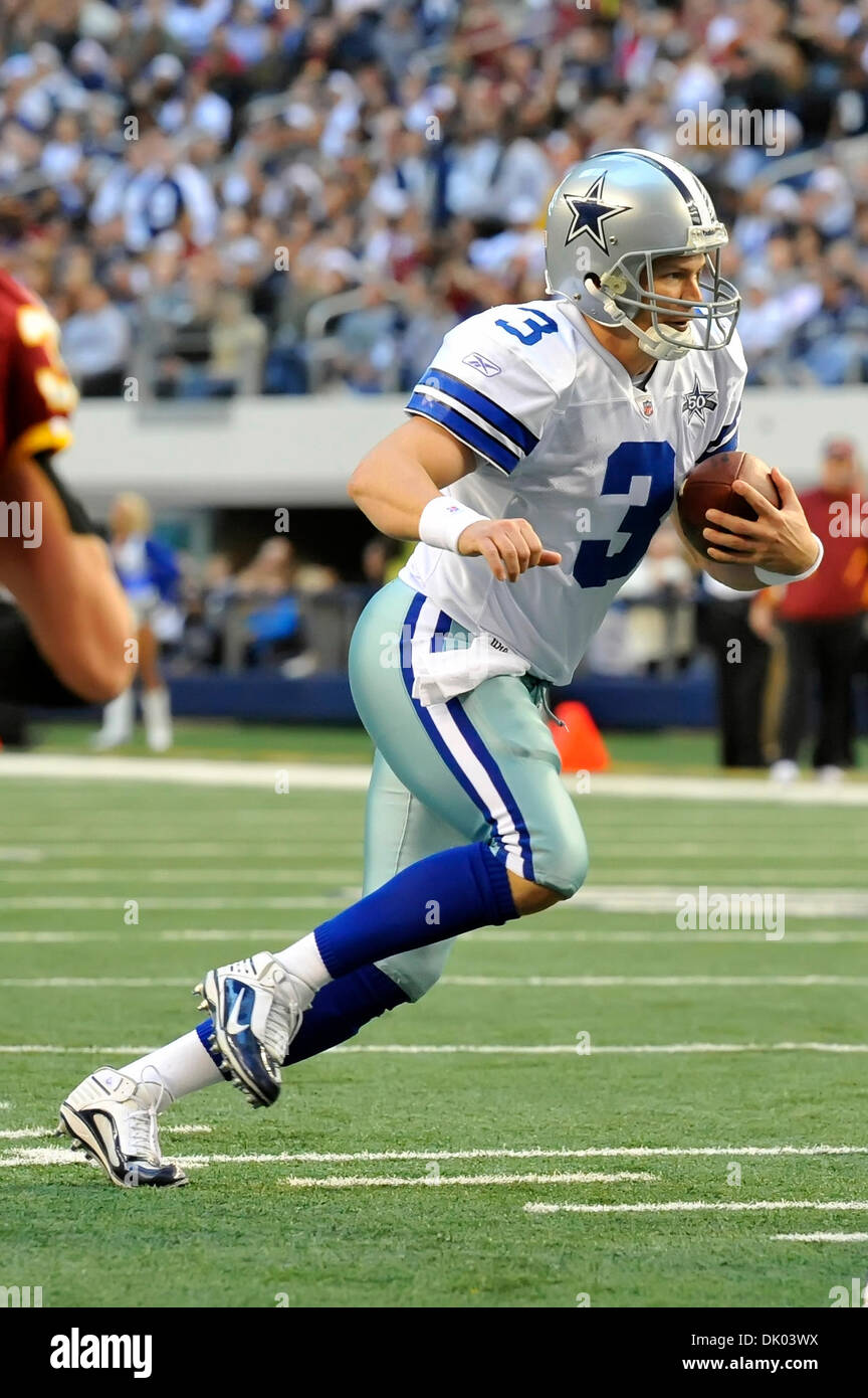 19 déc., 2010 - Arlington, Texas, United States of America - Dallas Cowboys quarterback Jon Kitna (3) brouille les Dallas Cowboys comme le plomb Redskins de Washington 20-7 à la moitié au Cowboys Stadium à Arlington, au Texas. (Crédit Image : © Steven Leija/global/ZUMAPRESS.com) Southcreek Banque D'Images