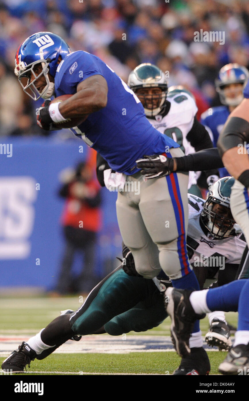 19 déc., 2010 - East Rutherford, New Jersey, United States of America - Philadelphia Eagles linebacker Jamar Chaney (51) s'attaque à New York Giants running back Brandon Jacobs (27) pendant la seconde moitié de la semaine 15 l'action de la NFL entre les Philadelphia Eagles et les Giants de New York au New Meadowlands Stadium à East Rutherford, New Jersey. L'Eagles défait les géants 38-31. (Crédit Image : © s Banque D'Images