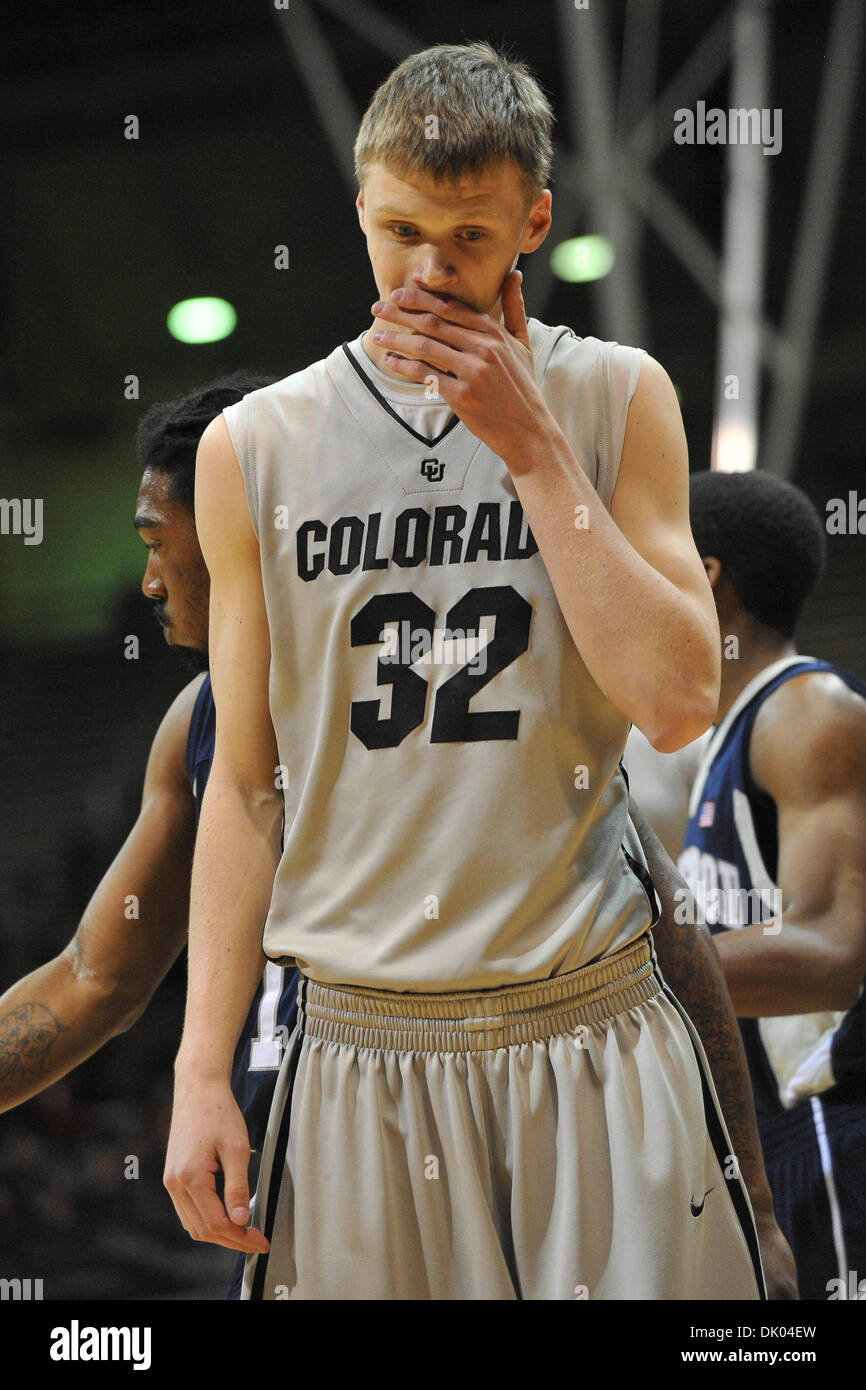 19 déc., 2010 - Boulder, Colorado, United States of America - Colorado Buffaloes center Ben Mills (32) dans la région de se demander pendant un arrêt de jeu. Colorado dominé Longwood et a été la victoire par la marque de 104-59 à Coors Event Center. (Crédit Image : © Andrew Fielding/ZUMAPRESS.com) Southcreek/mondial Banque D'Images