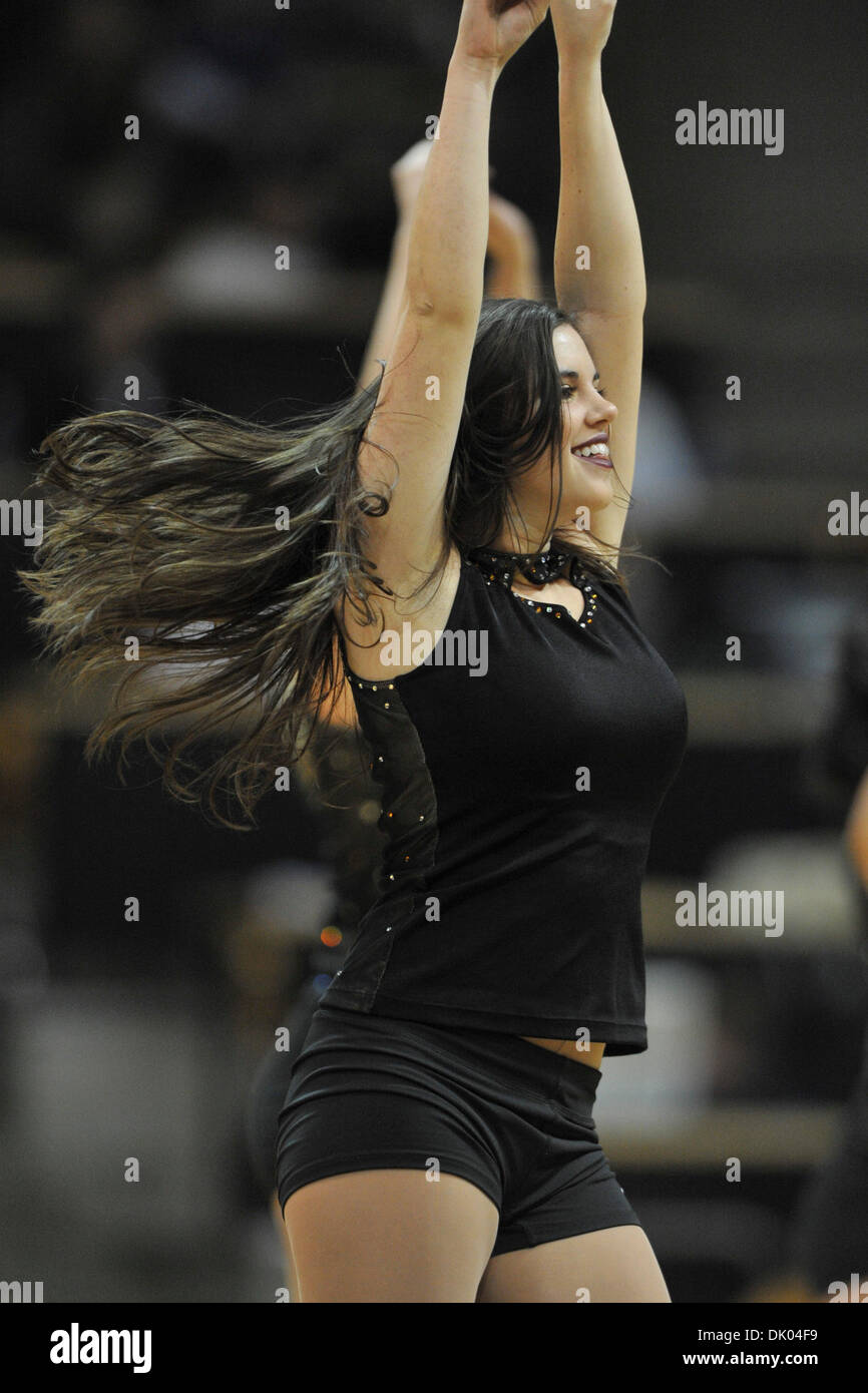 19 déc., 2010 - Boulder, Colorado, United States of America - membre de l'équipe effectue la danse Express CU. Colorado dominé Longwood et a été la victoire par la marque de 104-59 à Coors Event Center. (Crédit Image : © Andrew Fielding/ZUMAPRESS.com) Southcreek/mondial Banque D'Images