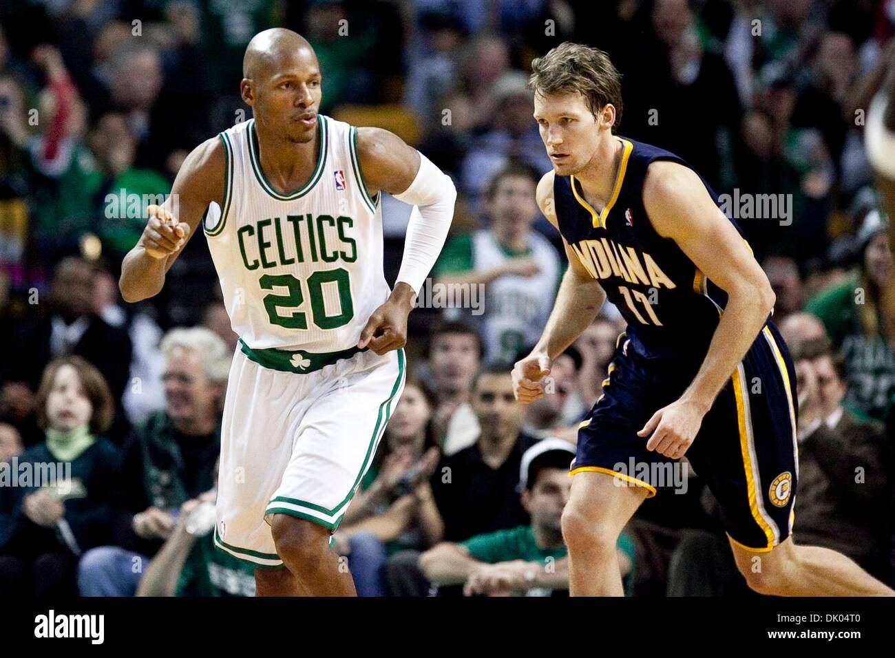 19 déc, 2010 - Boston, Massachusetts, États-Unis - Boston Celtics guard RAY ALLEN exécute la cour avec Indiana Pacers guard MIKE DUNLEAVY au TD Garden. (Crédit Image : © Kelvin Ma/ZUMAPRESS.com) Banque D'Images