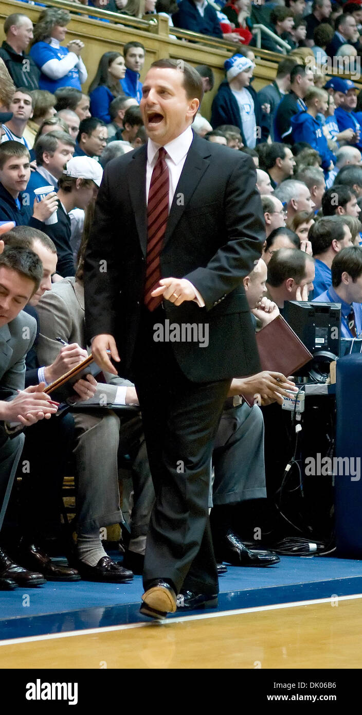 Le 20 décembre 2010 - Durham, Caroline du Nord, États-Unis - entraîneur-chef de l'Elon Matt Matheny est contrarié par un appel. Elon bat Duke 98-72 à Cameron Indoor Stadium (crédit Image : © Mark Abbott Global/ZUMAPRESS.com)/Southcreek Banque D'Images