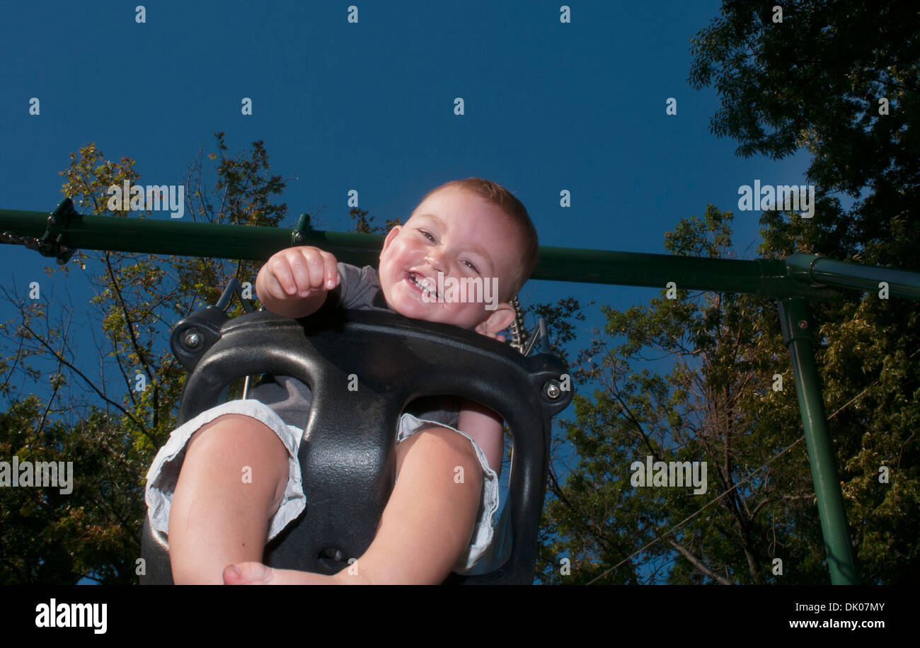 A 14-month-old caucasien homme enfant jouant avec de l'eau à JJ Byrne Park situé à Brookly, New York. Banque D'Images