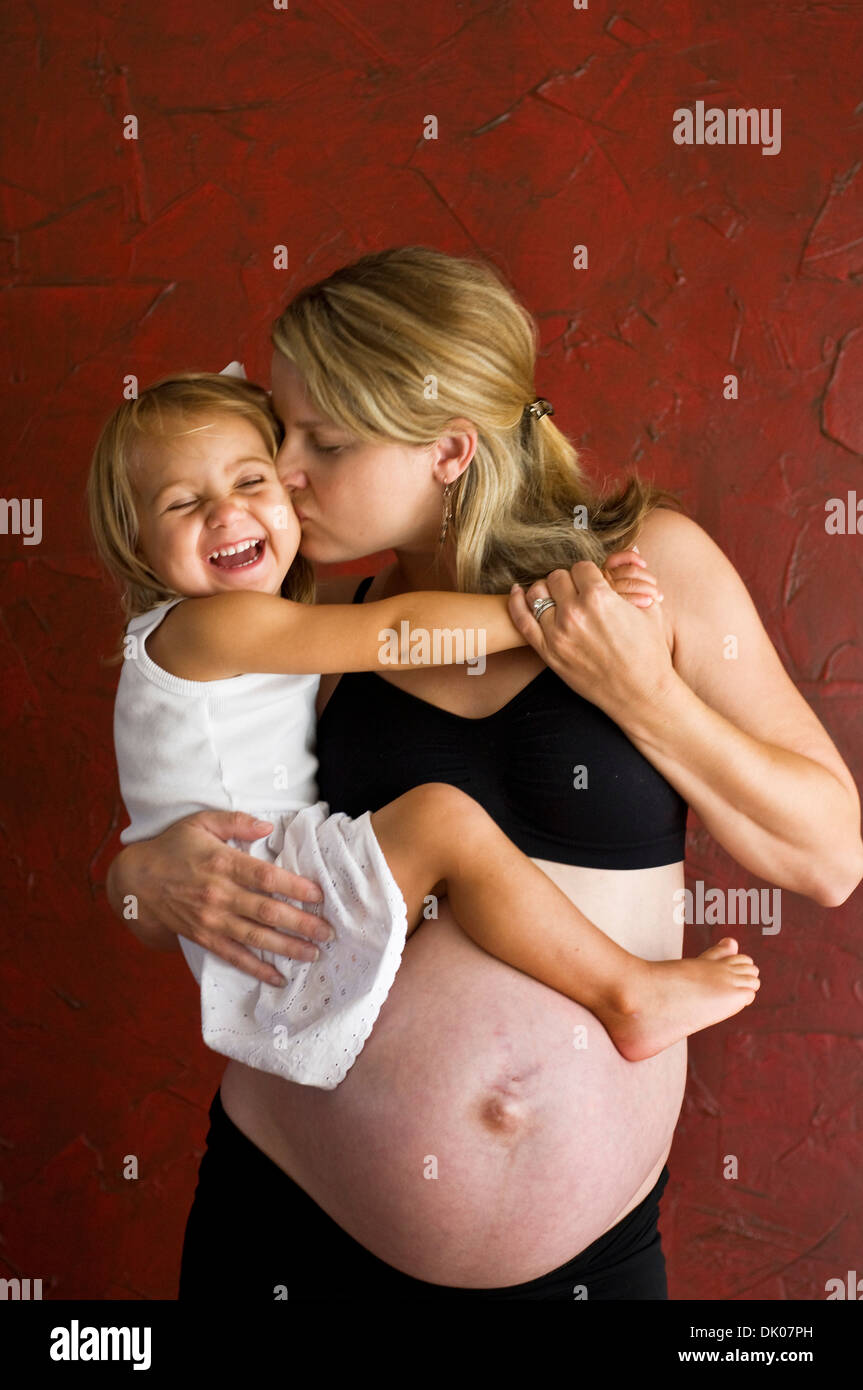 Un monsieur Caucasian mother joue avec ses deux ans M. fille durant une session de portrait dans leur maison. Banque D'Images