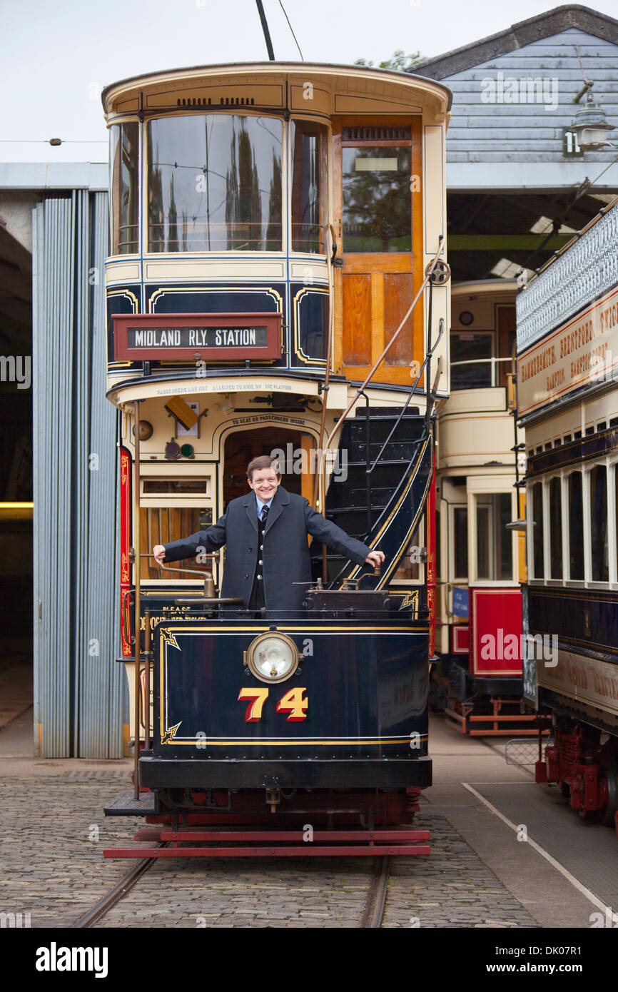 Le pilote prend No:74 Sheffield (1900) tram hors de l'abri de tram à l'échelle nationale, Musée du Tramway Crich, Derbyshire, Royaume-Uni Banque D'Images