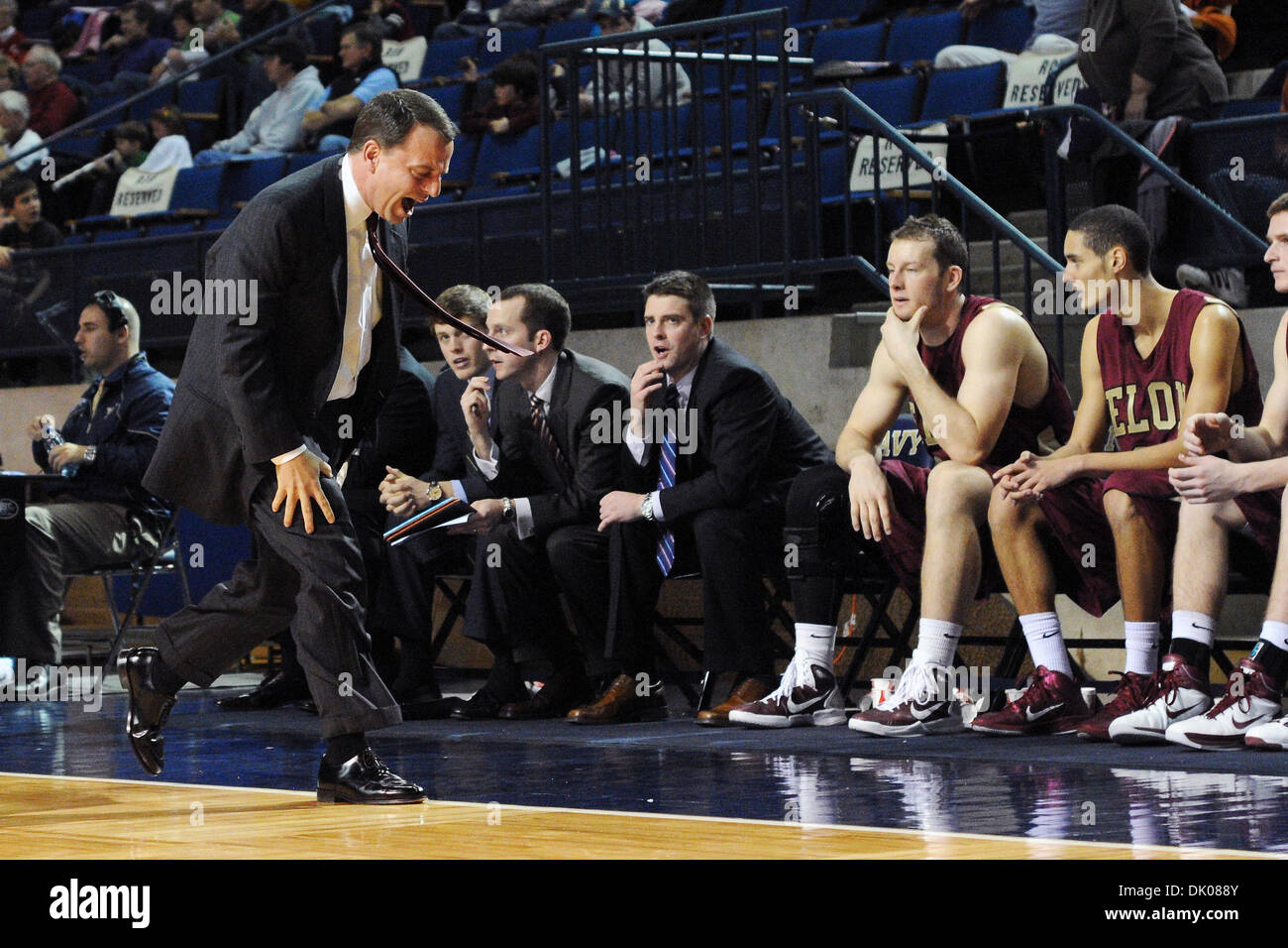 22 décembre 2010 - Annapolis, Maryland, United States of America - entraîneur-chef de l'Université d'Elon Matt Matheny hurle sur la touche après un appel au cours du mercredi soir match contre l'US Navy de la US Naval Academy à Annapolis, MD. Défait 73-58 elon la Marine. (Crédit Image : © Russell Tracy/global/ZUMAPRESS.com) Southcreek Banque D'Images
