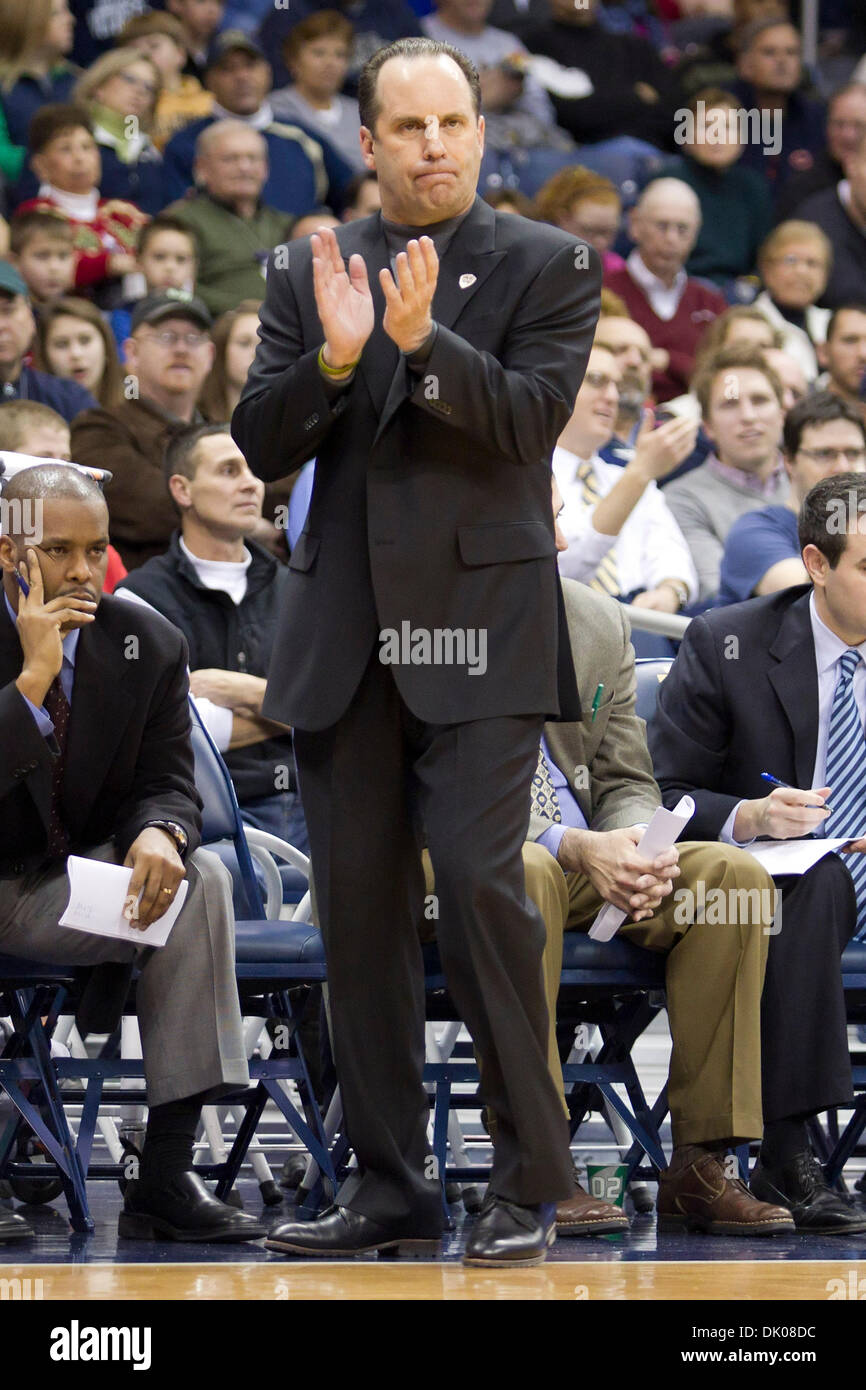 22 décembre 2010 - South Bend, Indiana, États-Unis - Notre Dame l'entraîneur-chef Mike Brey au cours de jeu de basket-ball de NCAA entre Maryland-Baltimore County et de Notre Dame. La Cathédrale Notre Dame Fighting Irish défait les Maryland-Baltimore County Retrievers 93-53 en match à Purcell Pavilion à Joyce Center à South Bend, Indiana. (Crédit Image : © John Mersits/ZUMAPRESS.com) Southcreek/mondial Banque D'Images