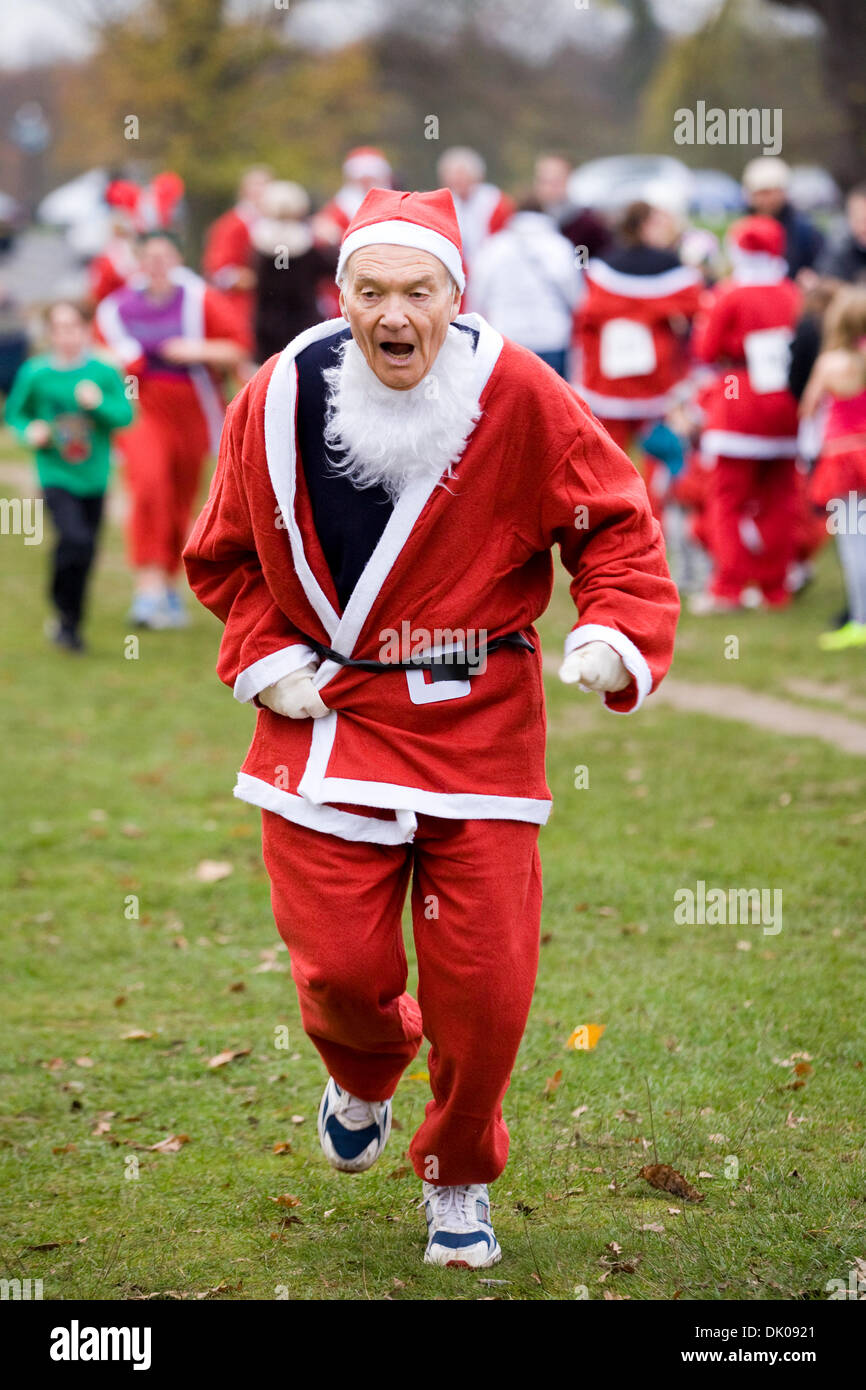 Hampton, Londres. 1er décembre 2013. Pour démarrer l'Avent Noël fêtes, personnes âgées runner prend part à l'Assemblée Santa 5km Course de Bushy Park, Hampton, TW11 0EQ UK L'événement est de recueillir des fonds pour la Princess Alice Hospice. © David Gee/Alamy Banque D'Images