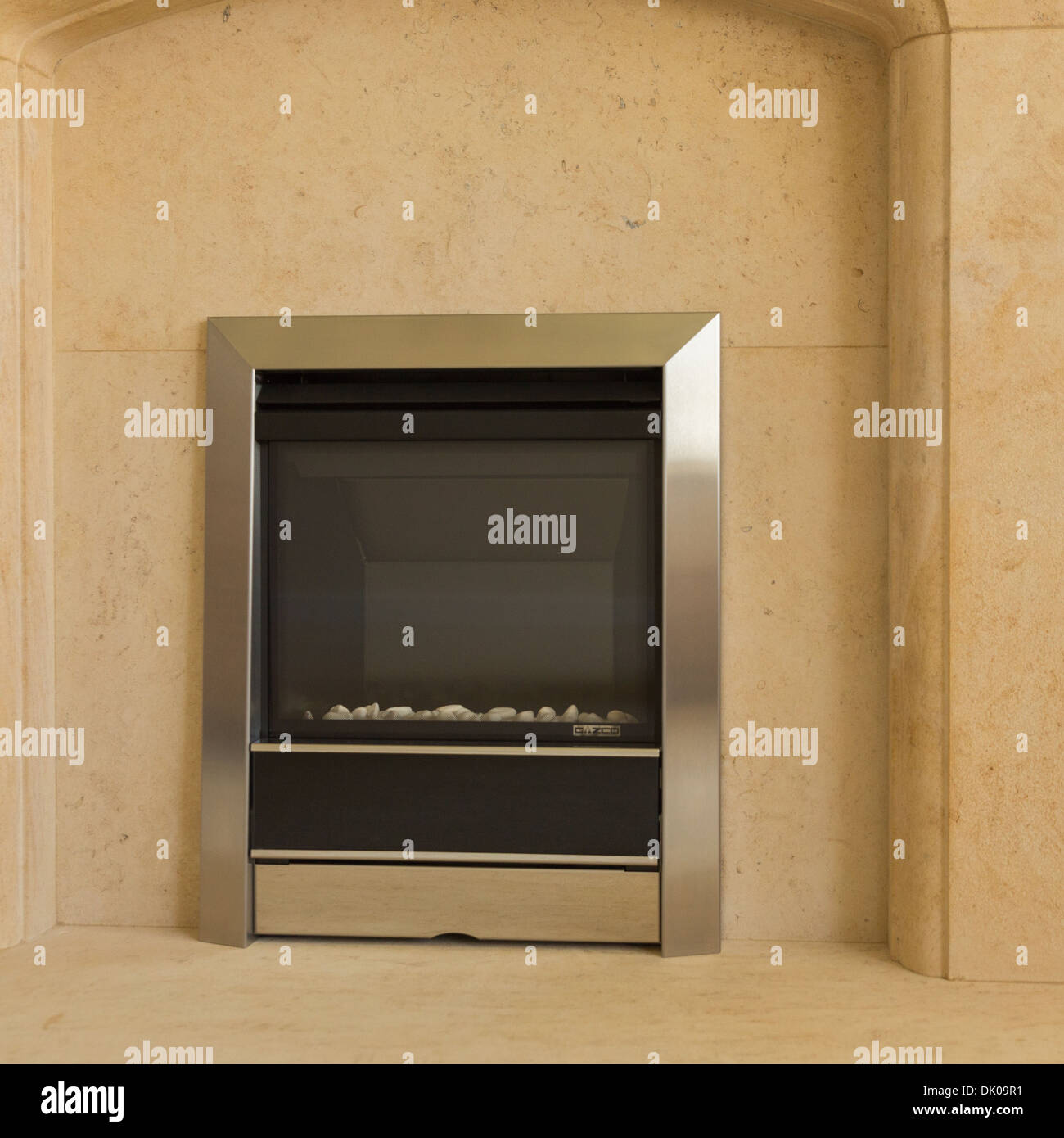 Gazco logique qu'il le feu de gaz en acier inoxydable avec surround, dans le calcaire. Banque D'Images