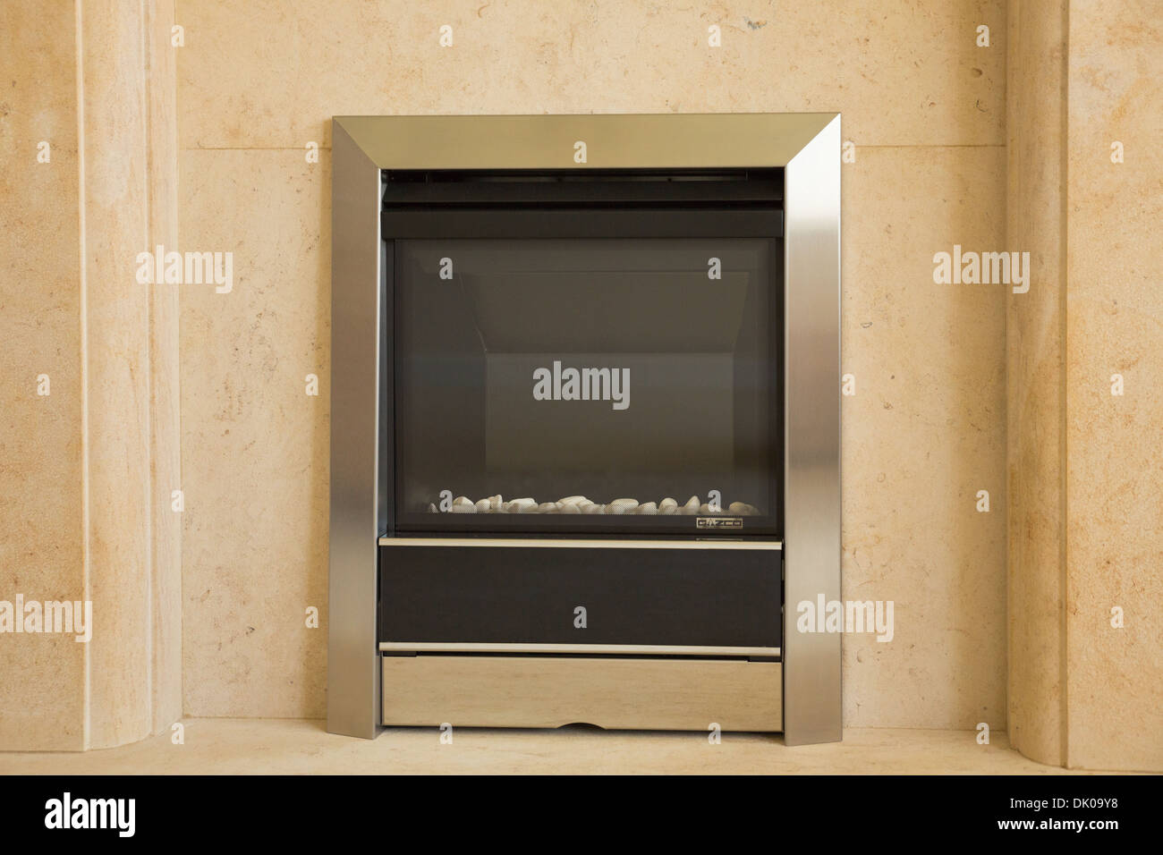 Gazco logique qu'il le feu de gaz en acier inoxydable avec surround, dans le calcaire. Banque D'Images