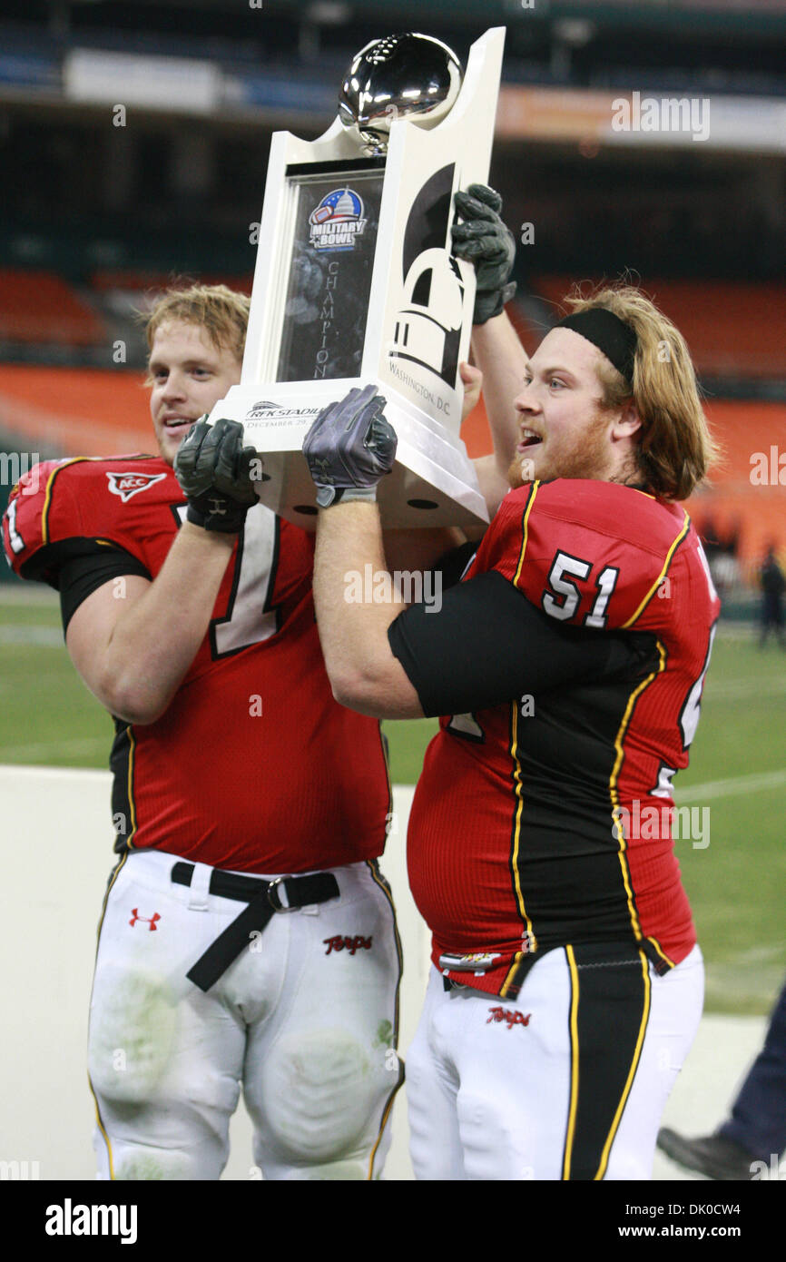 Le 29 décembre 2010 - Washington, DC, DC, Etats-Unis d'Amérique - Université de Maryland Paul Pinegan (71) et John Dillon (51) soulève le trophée Bol militaire après une victoire 51-20 à l'Est de la Caroline du Stade RFK Washington DC. (Crédit Image : © Charles Barner/global/ZUMAPRESS.com) Southcreek Banque D'Images