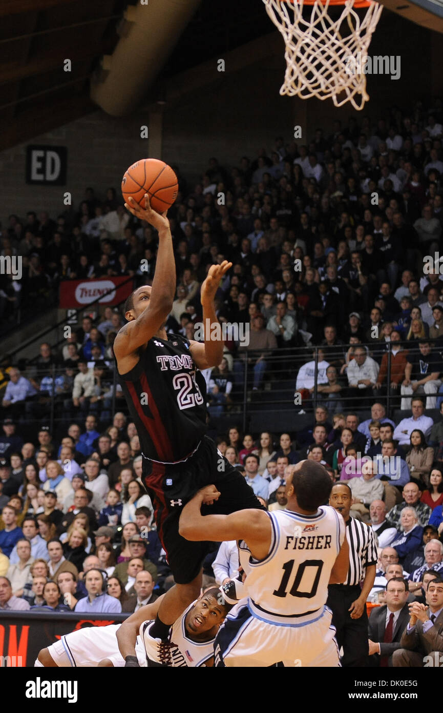 30 décembre 2010 - Villanova, New York, États-Unis - Temple Owls guard Ramone Moore (23) tire plus de Villanova Wildcats guard Corey Fisher (10). Villanova Temple défait 78-74 dans un grand show cinq vers le bas, dans un jeu qui se joue à l'Pavillion de Villanova, Mississippi (crédit Image : © Mike Southcreek human life by Sylvester Graham/global/ZUMAPRESS.com) Banque D'Images