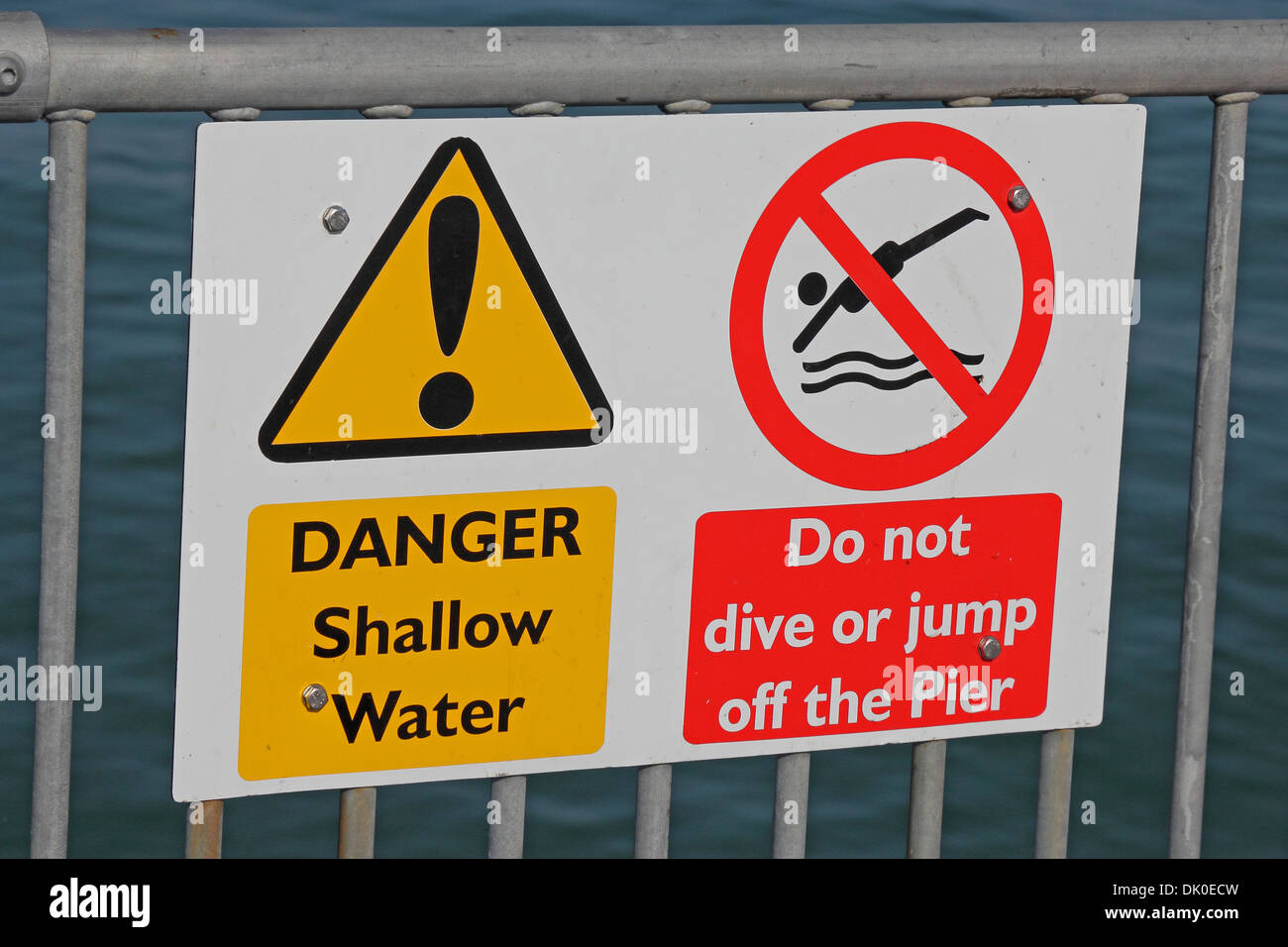 Panneau d'avertissement de l'eau peu profonde Banque D'Images